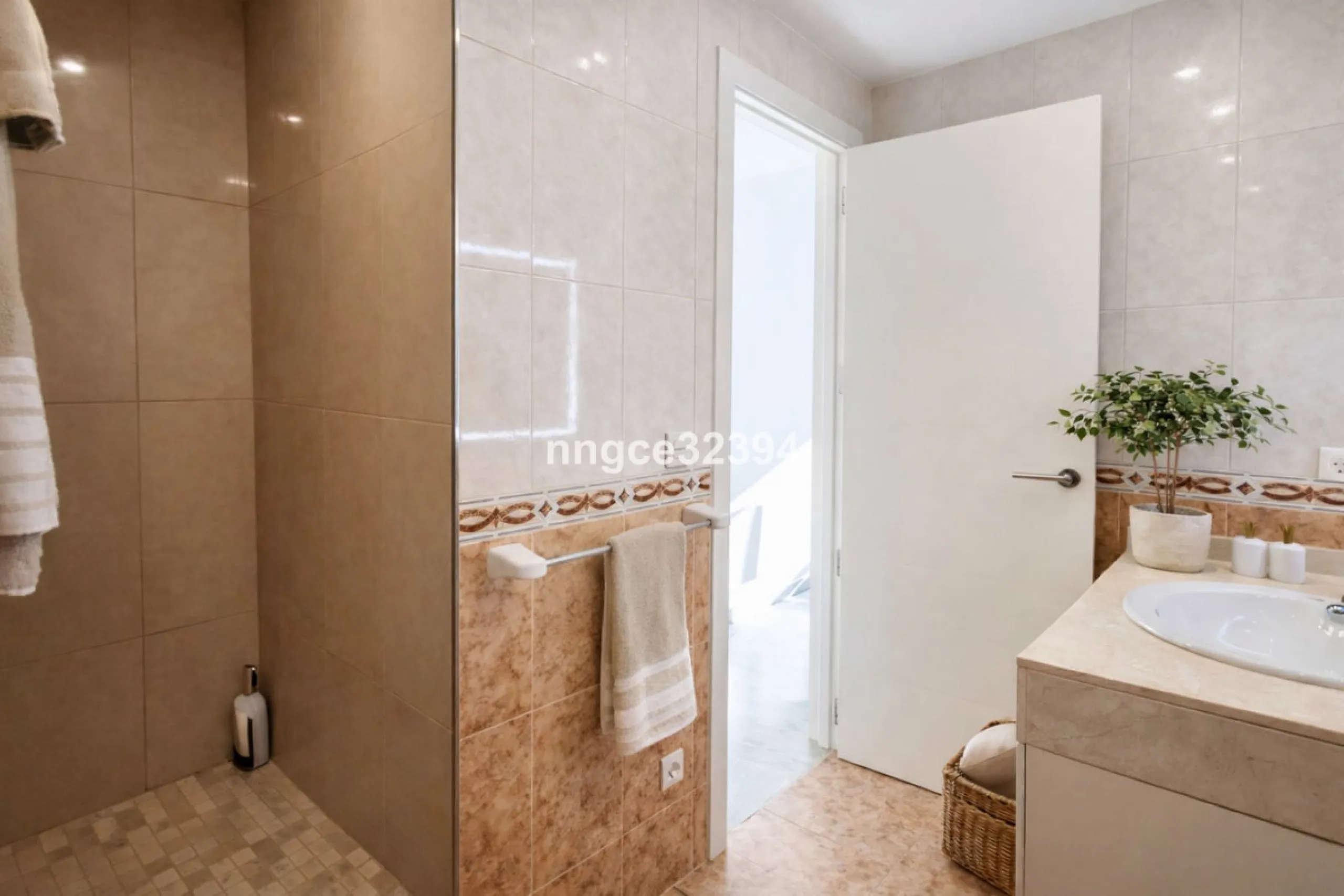 A rare opportunity located beside the popular Restaurante Samna, and within a short distance of Breath and the Puerto Banús Marina. This beautifully presented 2-bedroom, 2-bathroom apartment offers the perfect blend of lifestyle, location, and income pote