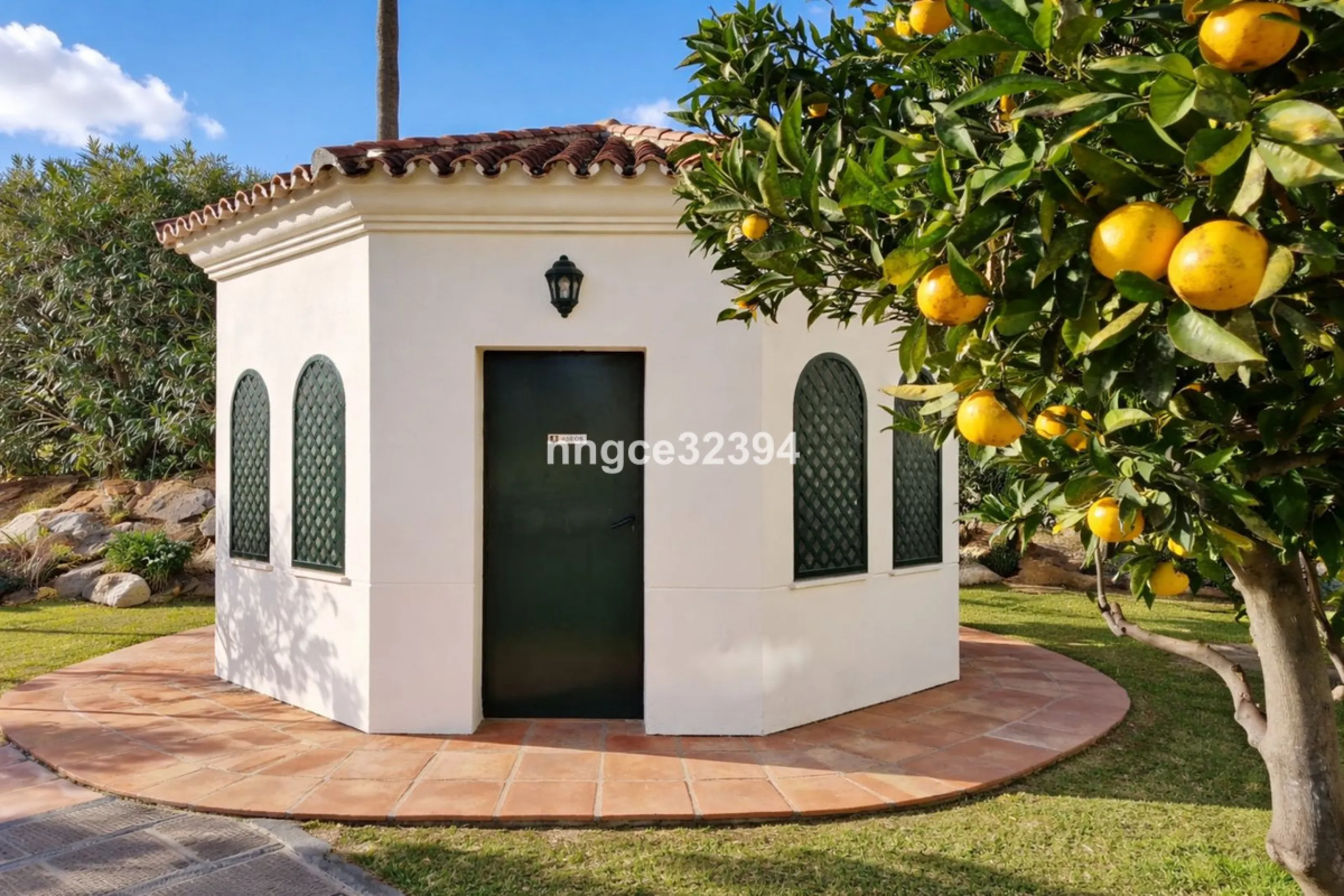 A rare opportunity located beside the popular Restaurante Samna, and within a short distance of Breath and the Puerto Banús Marina. This beautifully presented 2-bedroom, 2-bathroom apartment offers the perfect blend of lifestyle, location, and income pote