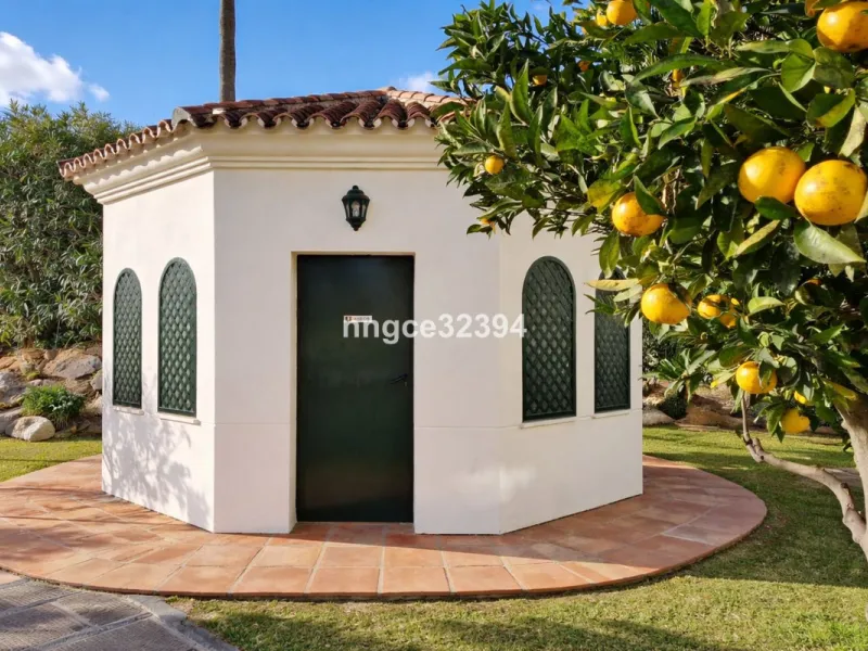 A rare opportunity located beside the popular Restaurante Samna, and within a short distance of Breath and the Puerto Banús Marina. This beautifully presented 2-bedroom, 2-bathroom apartment offers the perfect blend of lifestyle, location, and income pote