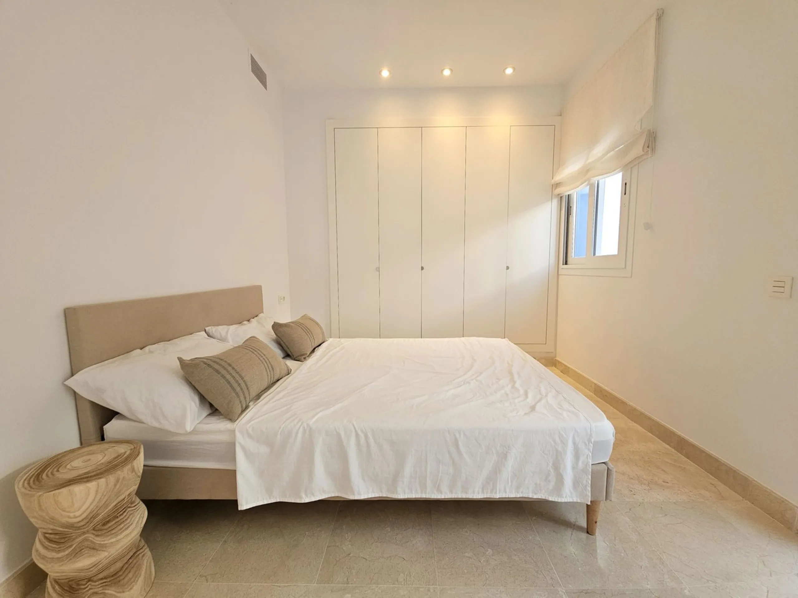 Apartment - Ground Floor Apartment в продаже в El Paraiso, Málaga. В доме 3 спален и 2 ванных комнат. Площадь дома 126 м²