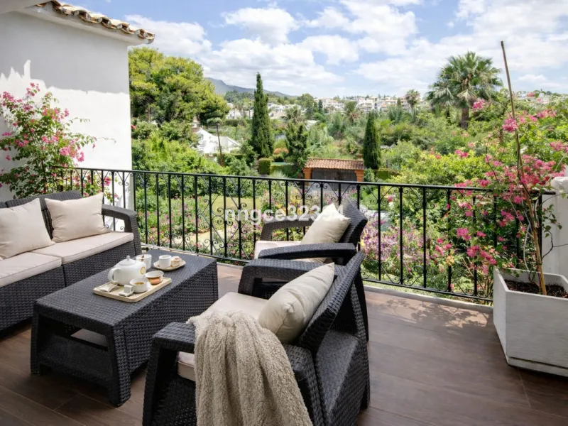 Tourist-licensed apartment located just steps from the iconic Hard Rock Hotel Marbella and only 900 m (a 10–15-minute walk or 3-minute drive) from the world-renowned marina of Puerto Banús.
