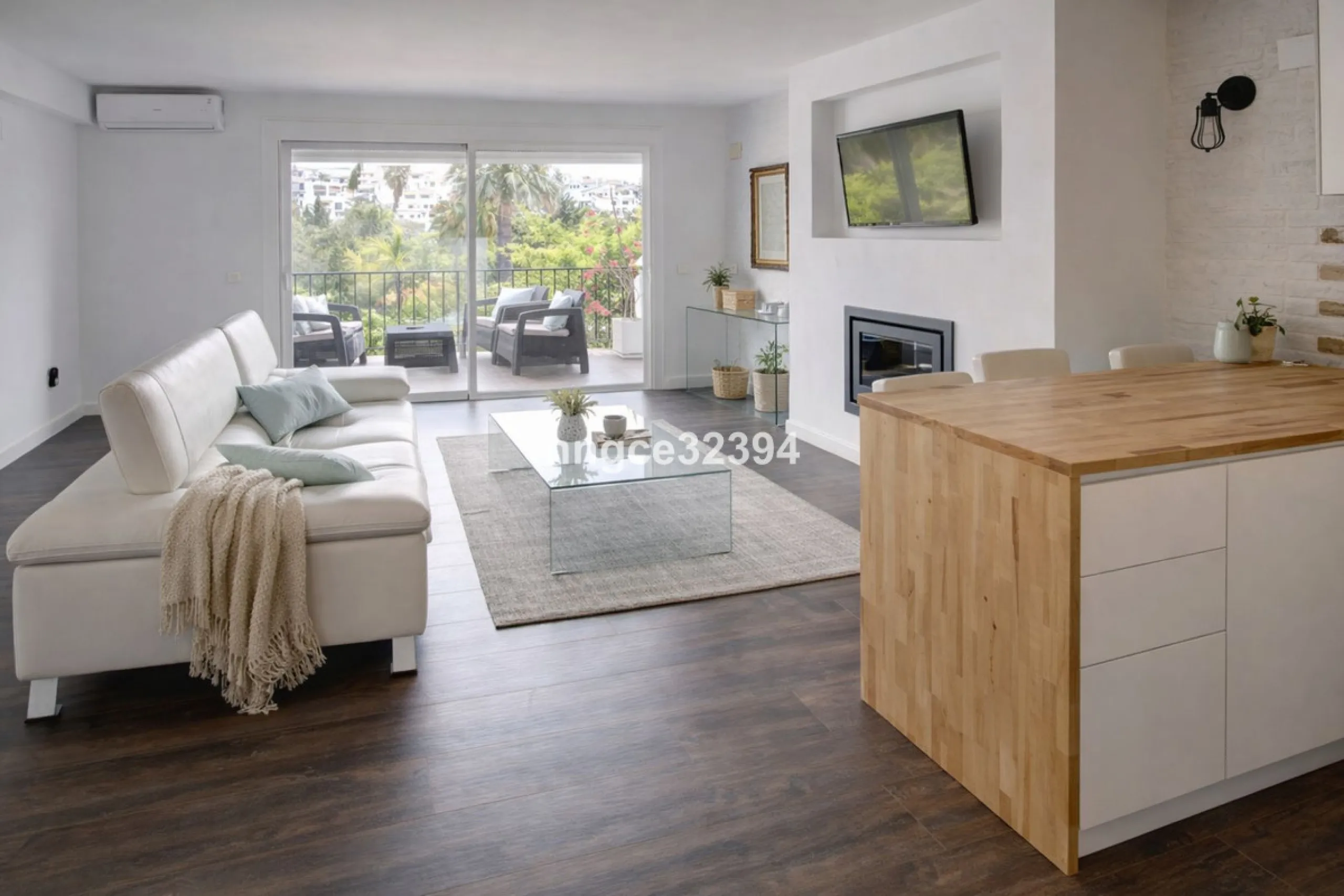Tourist-licensed apartment located just steps from the iconic Hard Rock Hotel Marbella and only 900 m (a 10–15-minute walk or 3-minute drive) from the world-renowned marina of Puerto Banús.