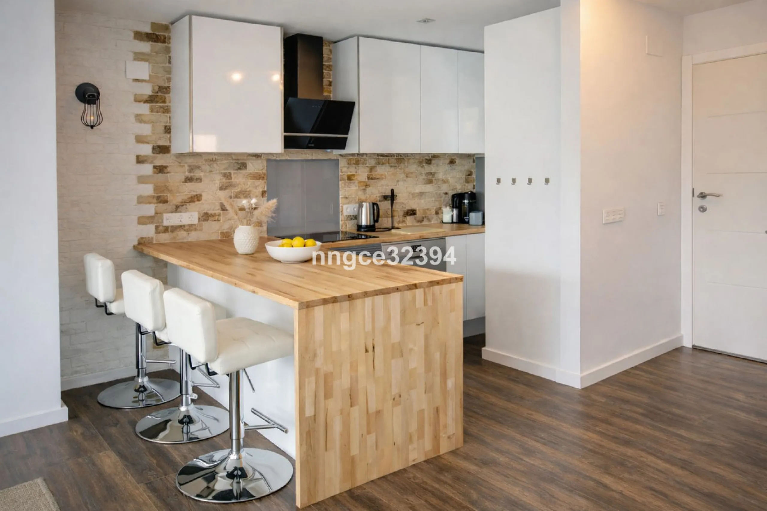 Tourist-licensed apartment located just steps from the iconic Hard Rock Hotel Marbella and only 900 m (a 10–15-minute walk or 3-minute drive) from the world-renowned marina of Puerto Banús.