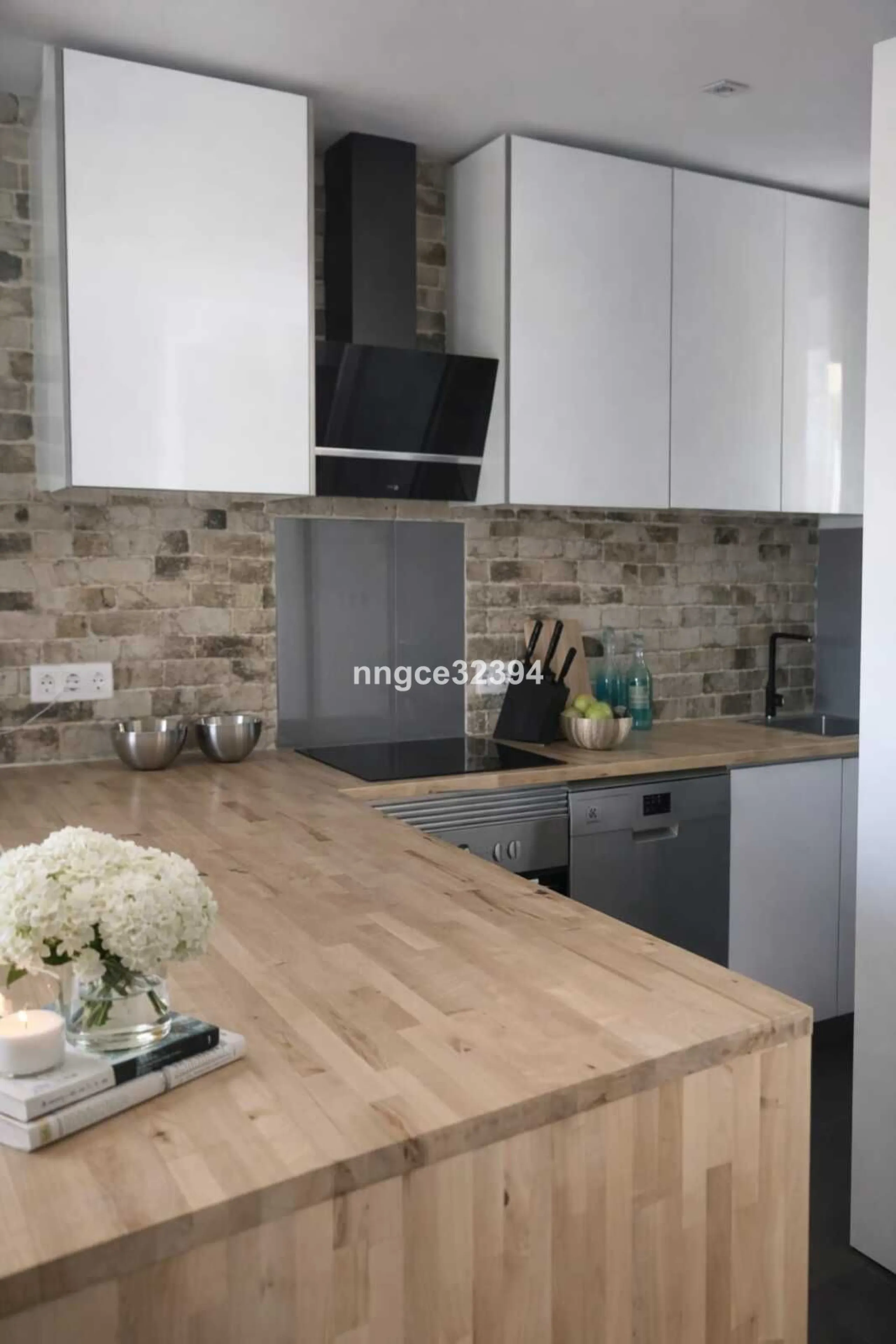 Tourist-licensed apartment located just steps from the iconic Hard Rock Hotel Marbella and only 900 m (a 10–15-minute walk or 3-minute drive) from the world-renowned marina of Puerto Banús.