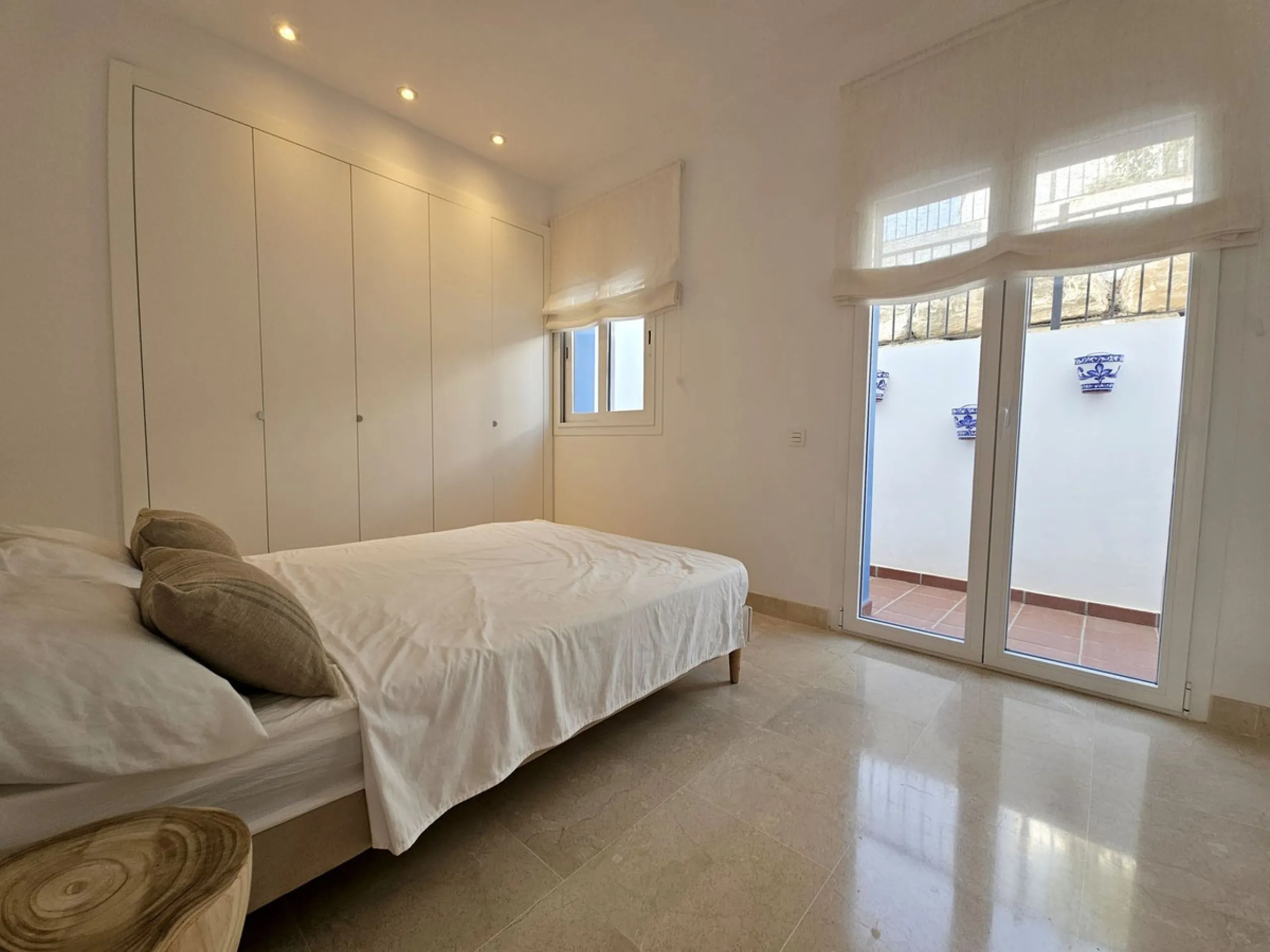 Apartment - Ground Floor Apartment в продаже в El Paraiso, Málaga. В доме 3 спален и 2 ванных комнат. Площадь дома 126 м²