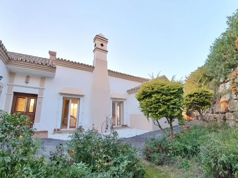 House - Detached Villa в продаже в Marbella, Málaga. В доме 4 спален и 4 ванных комнат. Площадь дома 190 м². Площадь участка 1030 м²