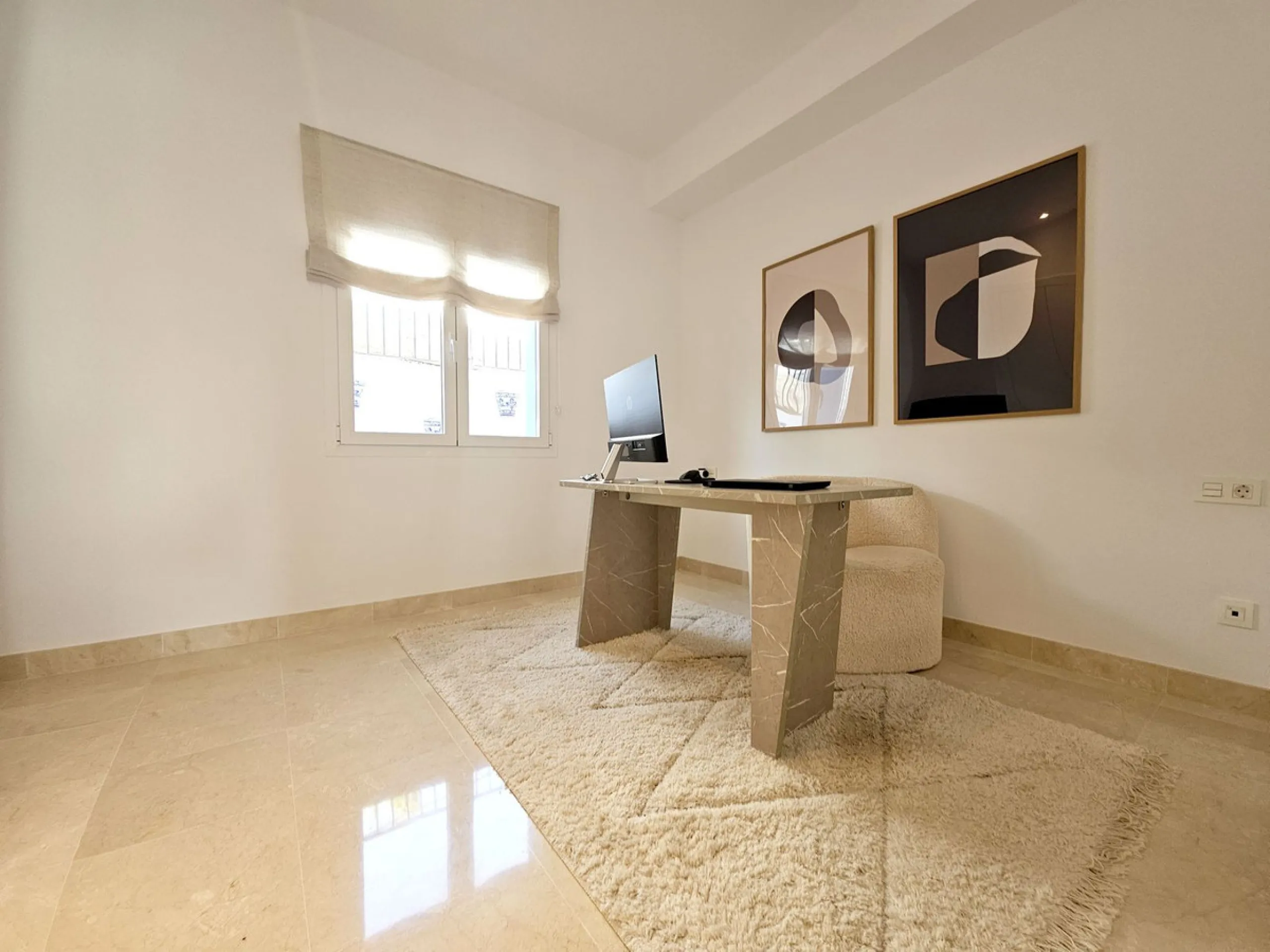 Apartment - Ground Floor Apartment в продаже в El Paraiso, Málaga. В доме 3 спален и 2 ванных комнат. Площадь дома 126 м²