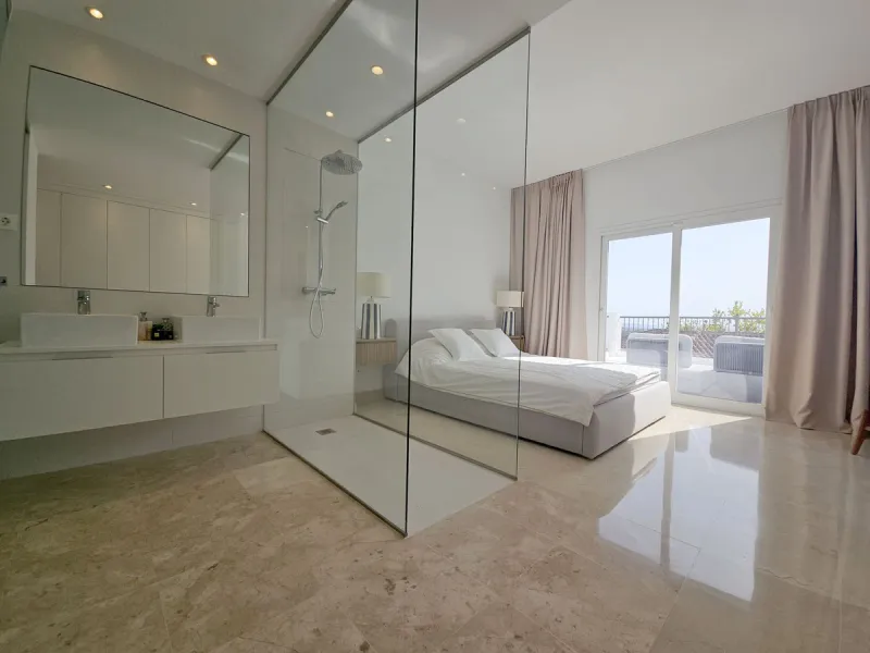 Apartment - Ground Floor Apartment в продаже в El Paraiso, Málaga. В доме 3 спален и 2 ванных комнат. Площадь дома 126 м²