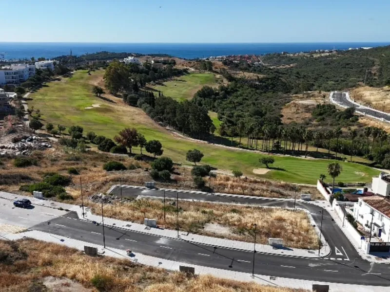 Plot - Residential Plot в продаже в Estepona, Málaga. Площадь дома 300 м². Площадь участка 1000 м²