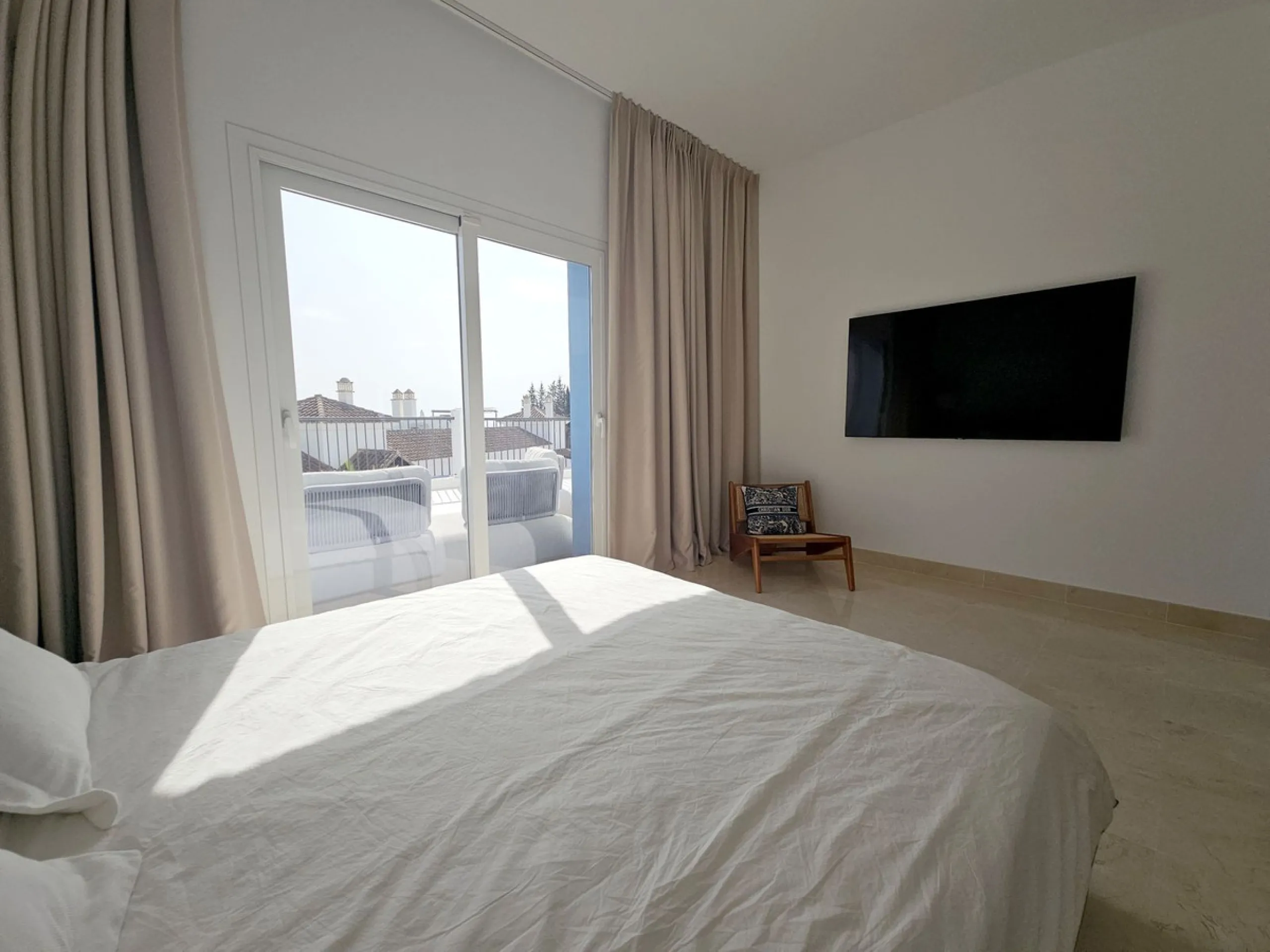 Apartment - Ground Floor Apartment в продаже в El Paraiso, Málaga. В доме 3 спален и 2 ванных комнат. Площадь дома 126 м²