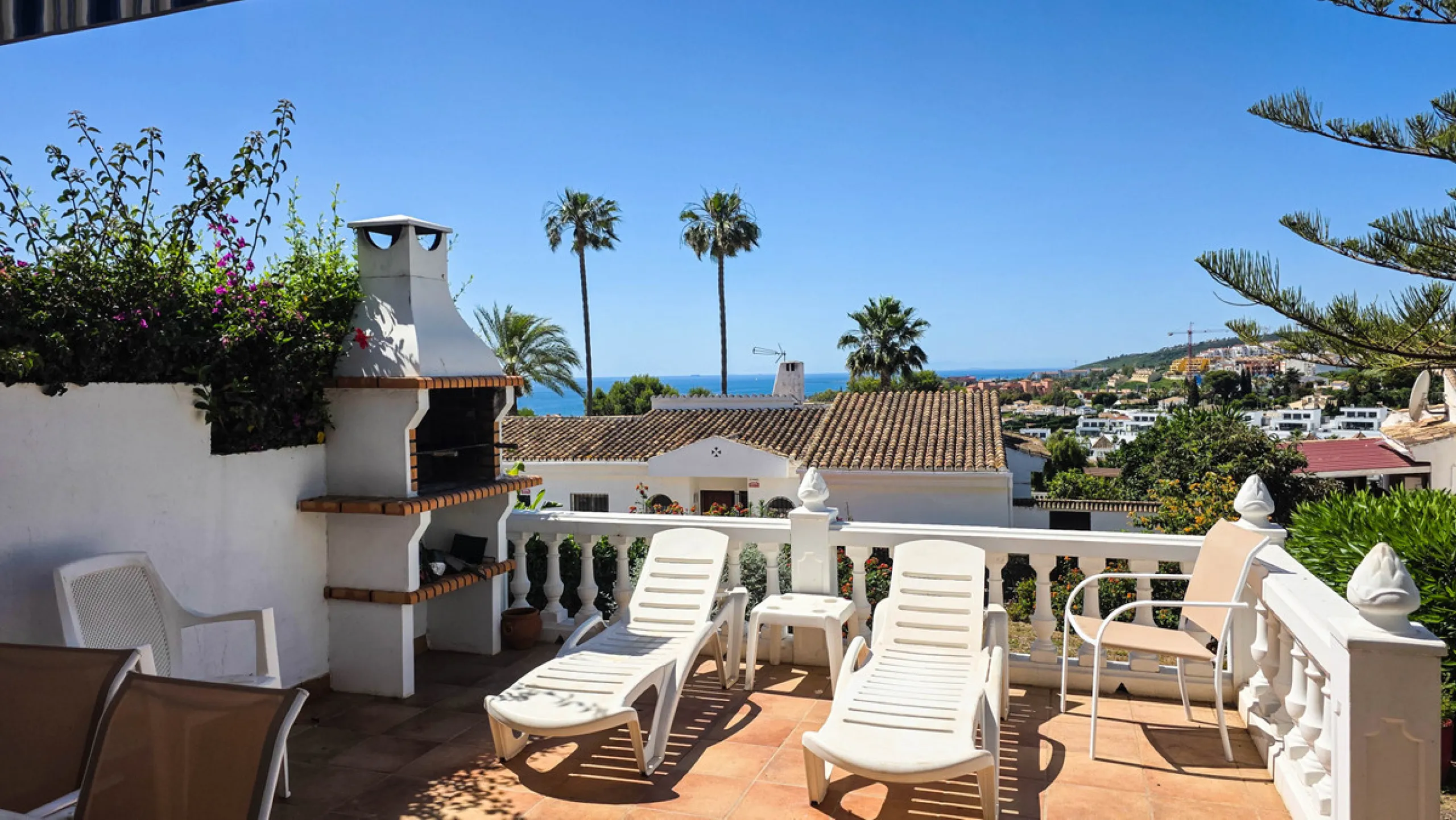 Set in one of the most central and sought-after areas of La Duquesa, this well-positioned townhouse with panoramic sea views offers the perfect balance between everyday convenience and relaxed coastal living. With the beach, marina, restaurants, cafés and