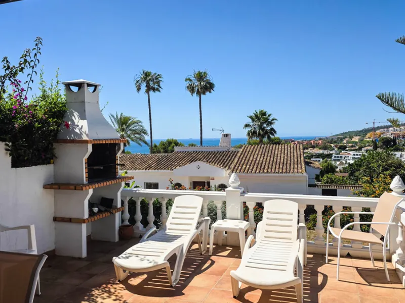 Set in one of the most central and sought-after areas of La Duquesa, this well-positioned townhouse with panoramic sea views offers the perfect balance between everyday convenience and relaxed coastal living. With the beach, marina, restaurants, cafés and