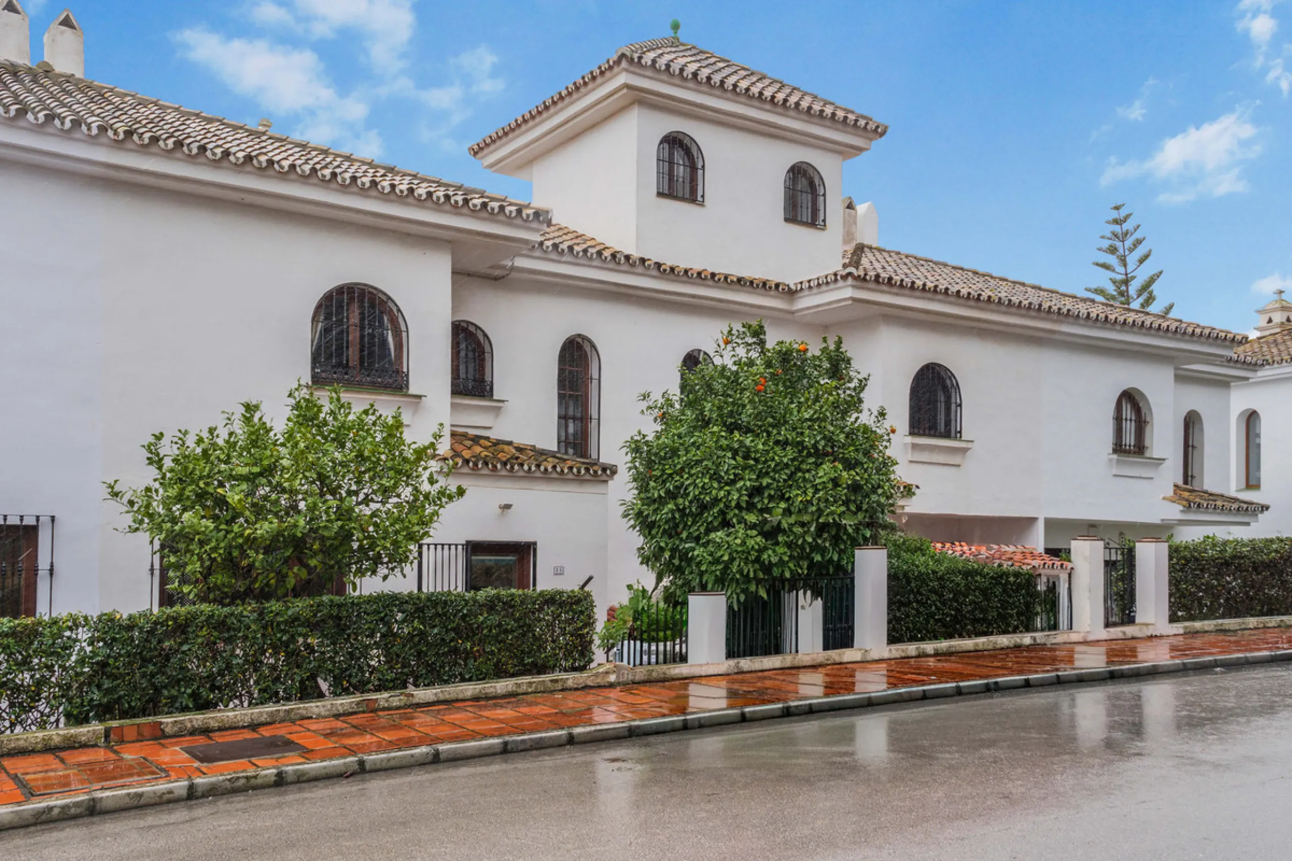 Set in one of the most central and sought-after areas of La Duquesa, this well-positioned townhouse with panoramic sea views offers the perfect balance between everyday convenience and relaxed coastal living. With the beach, marina, restaurants, cafés and