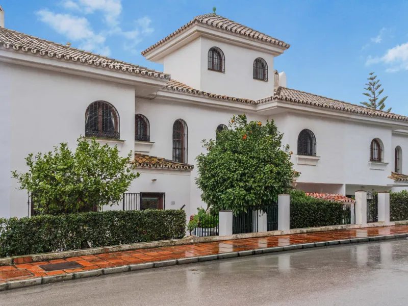Set in one of the most central and sought-after areas of La Duquesa, this well-positioned townhouse with panoramic sea views offers the perfect balance between everyday convenience and relaxed coastal living. With the beach, marina, restaurants, cafés and