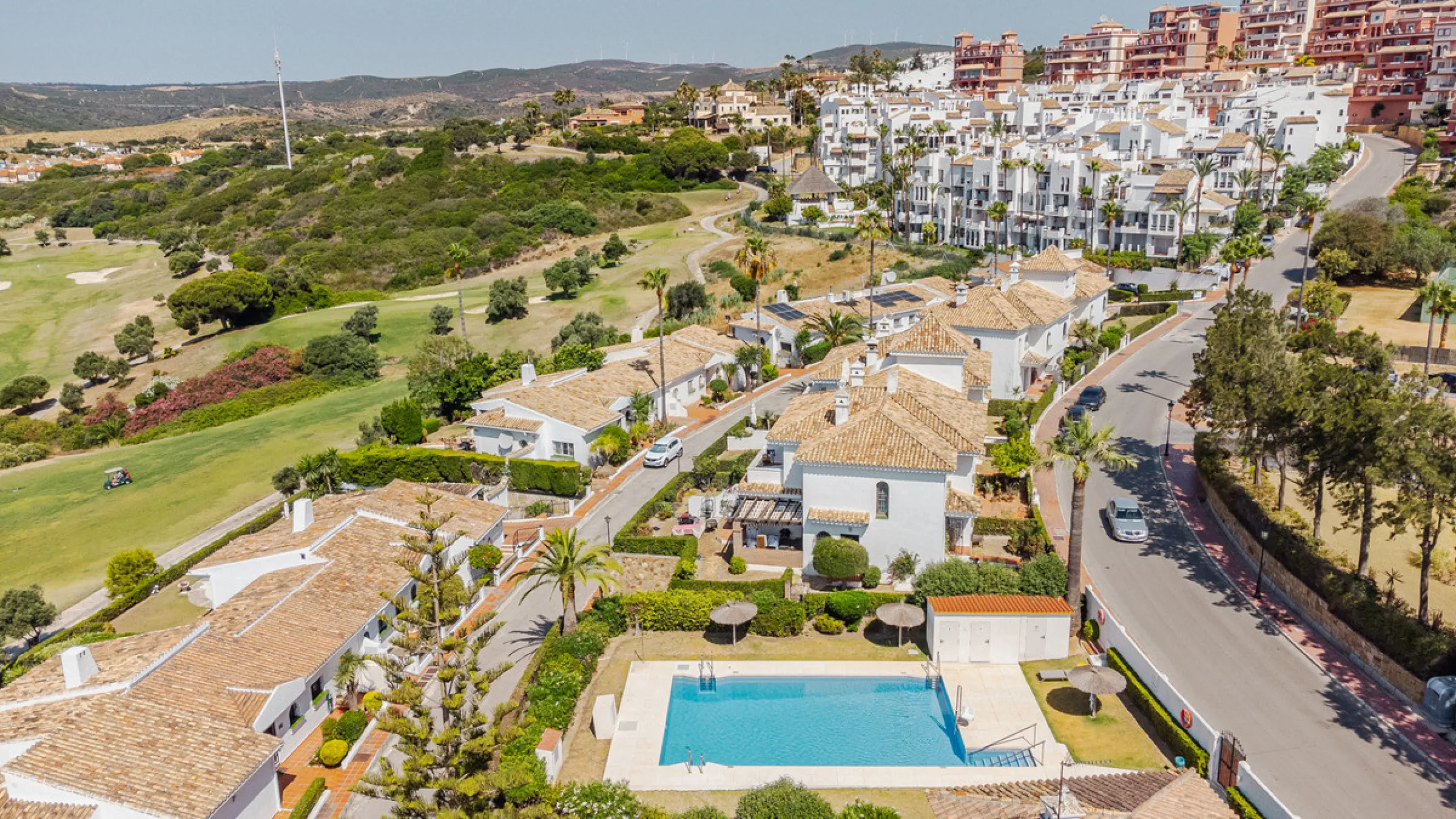Set in one of the most central and sought-after areas of La Duquesa, this well-positioned townhouse with panoramic sea views offers the perfect balance between everyday convenience and relaxed coastal living. With the beach, marina, restaurants, cafés and