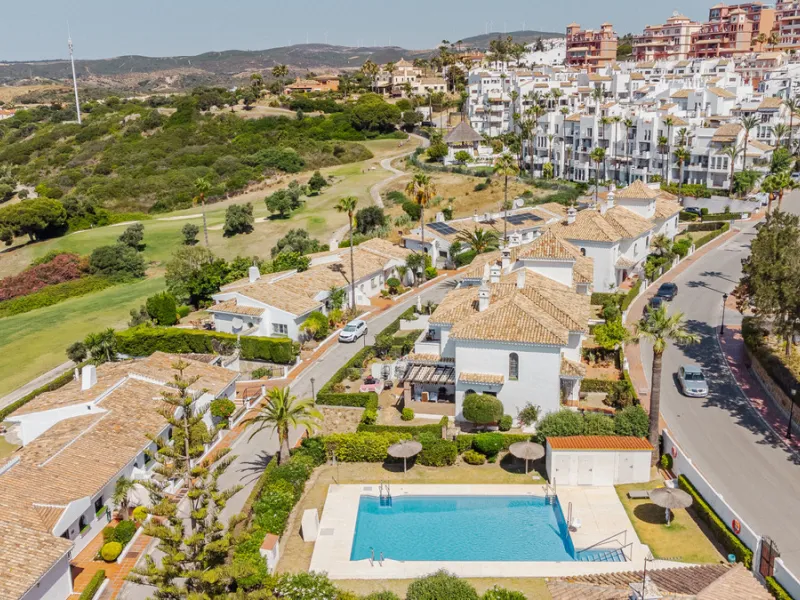 Set in one of the most central and sought-after areas of La Duquesa, this well-positioned townhouse with panoramic sea views offers the perfect balance between everyday convenience and relaxed coastal living. With the beach, marina, restaurants, cafés and