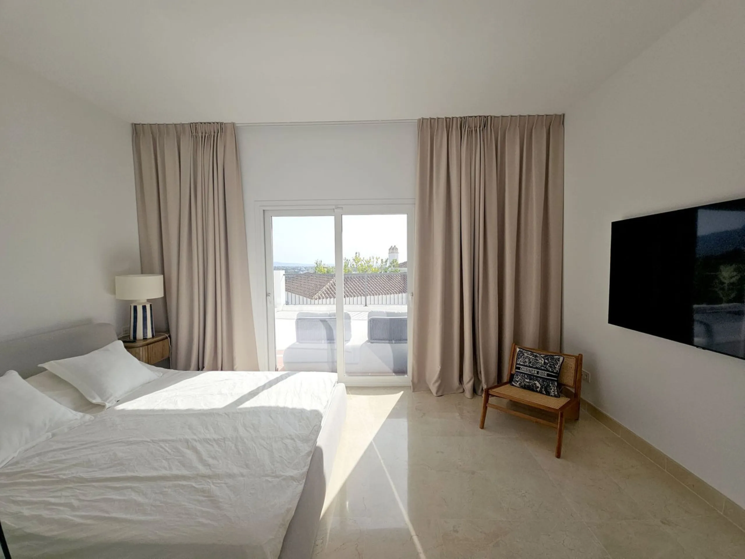 Apartment - Ground Floor Apartment в продаже в El Paraiso, Málaga. В доме 3 спален и 2 ванных комнат. Площадь дома 126 м²