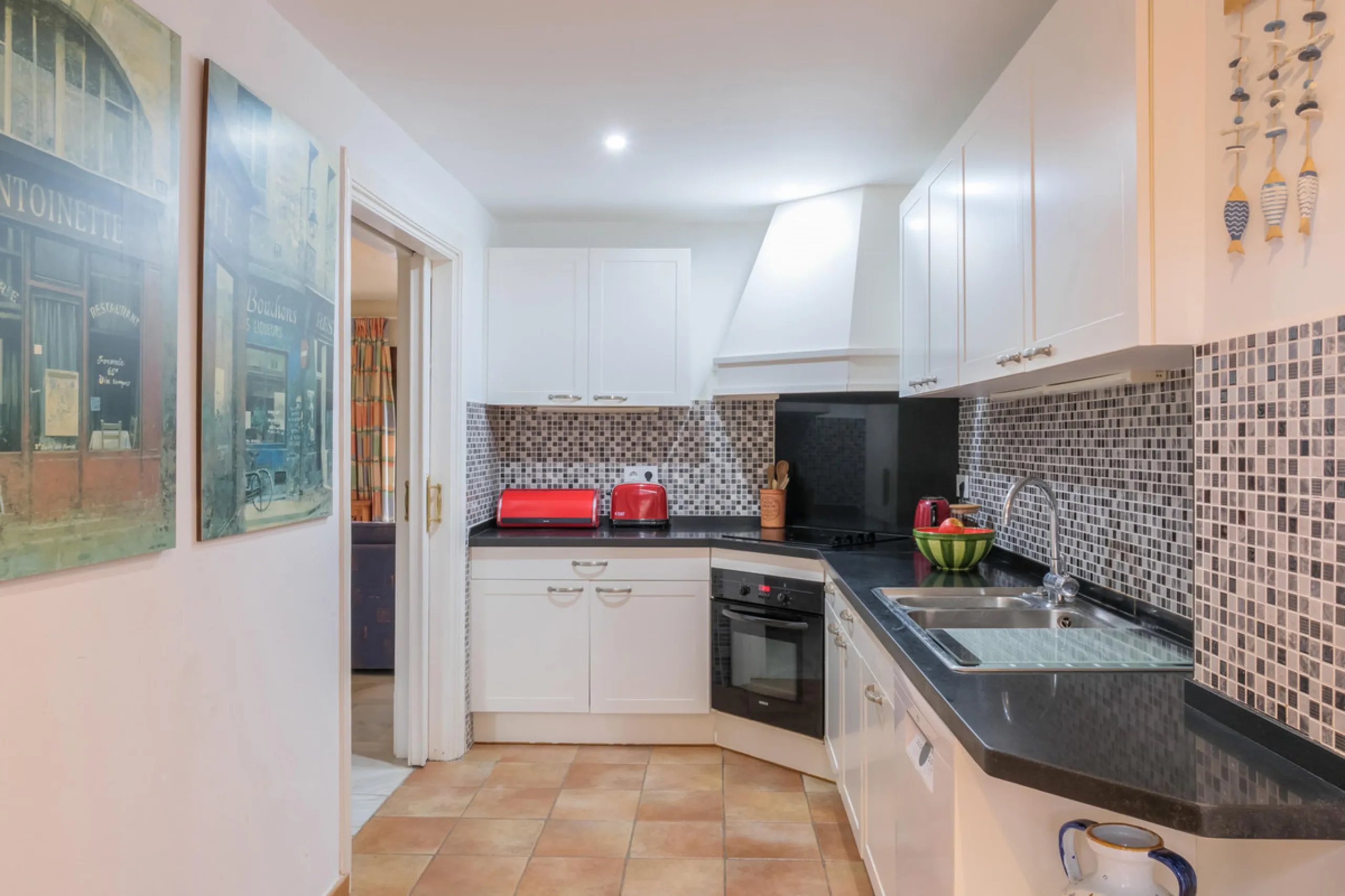 Set in one of the most central and sought-after areas of La Duquesa, this well-positioned townhouse with panoramic sea views offers the perfect balance between everyday convenience and relaxed coastal living. With the beach, marina, restaurants, cafés and