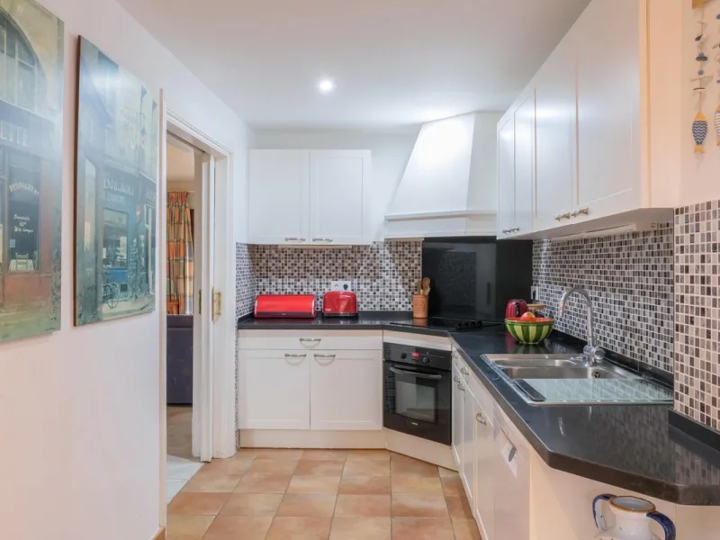 Set in one of the most central and sought-after areas of La Duquesa, this well-positioned townhouse with panoramic sea views offers the perfect balance between everyday convenience and relaxed coastal living. With the beach, marina, restaurants, cafés and