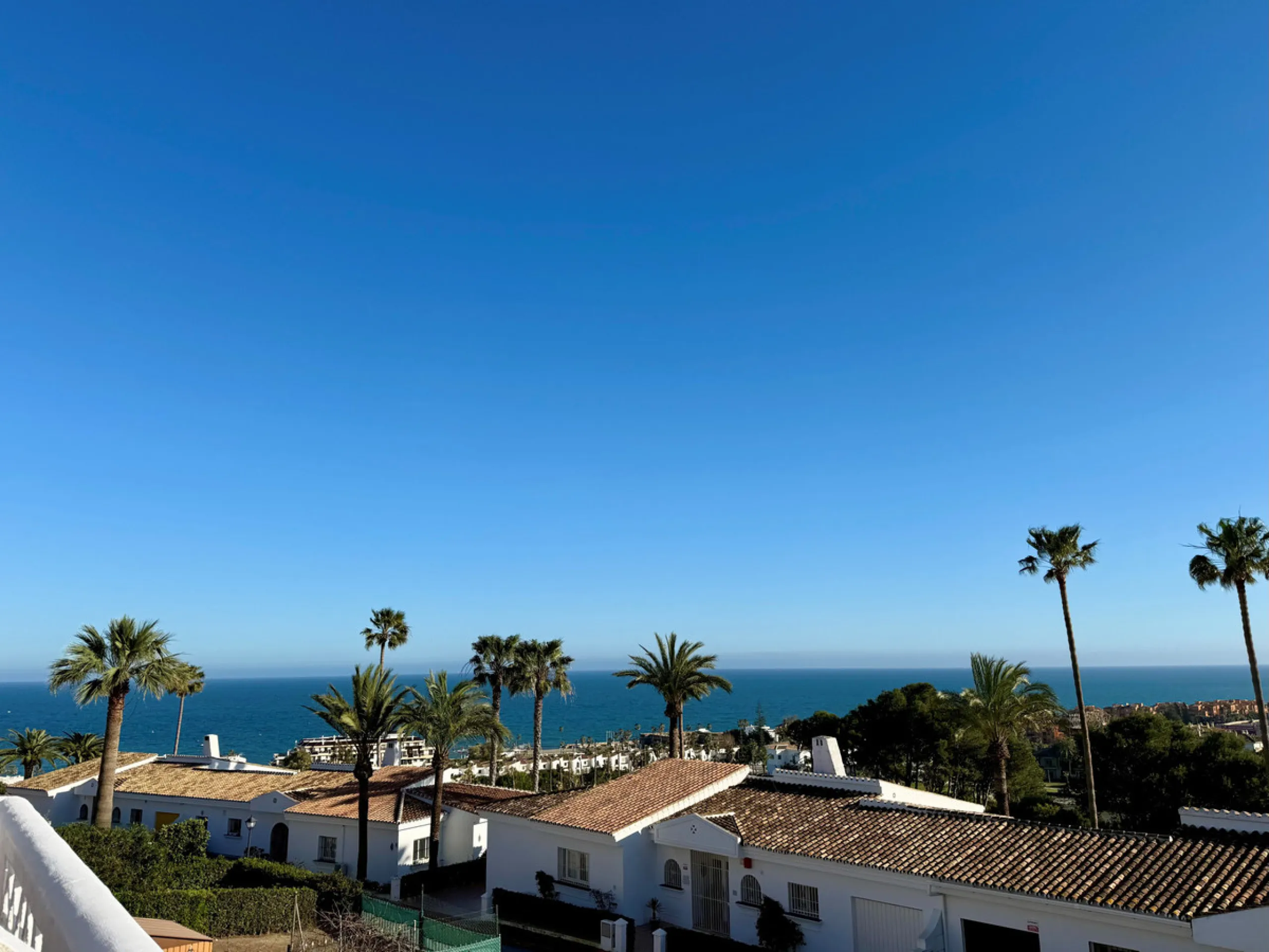 Set in one of the most central and sought-after areas of La Duquesa, this well-positioned townhouse with panoramic sea views offers the perfect balance between everyday convenience and relaxed coastal living. With the beach, marina, restaurants, cafés and