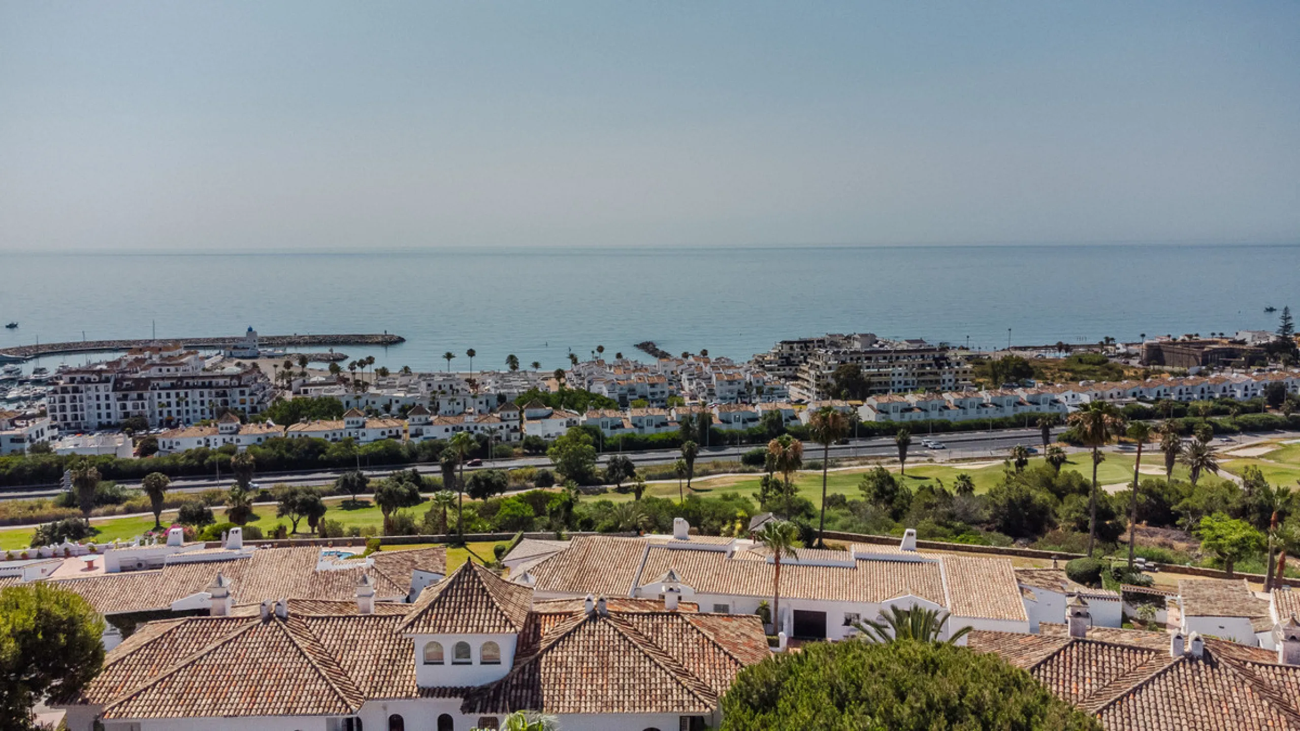 Set in one of the most central and sought-after areas of La Duquesa, this well-positioned townhouse with panoramic sea views offers the perfect balance between everyday convenience and relaxed coastal living. With the beach, marina, restaurants, cafés and