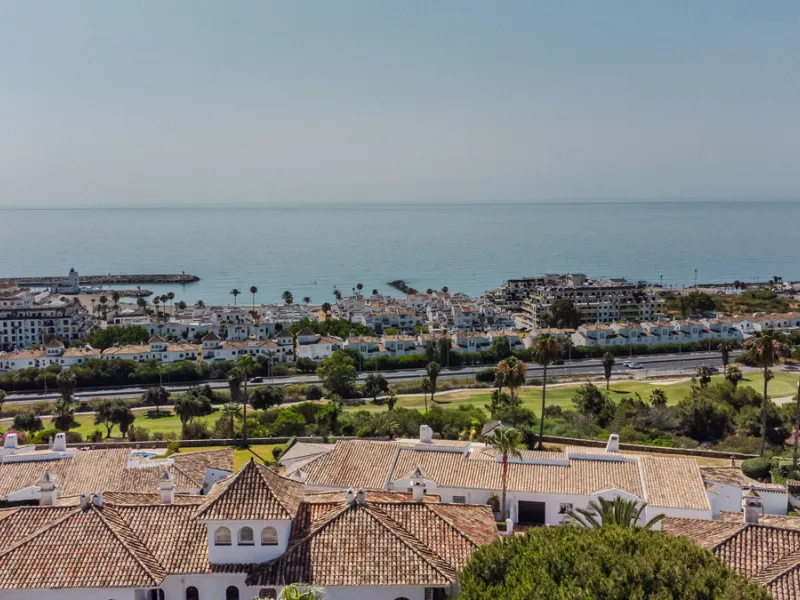 Set in one of the most central and sought-after areas of La Duquesa, this well-positioned townhouse with panoramic sea views offers the perfect balance between everyday convenience and relaxed coastal living. With the beach, marina, restaurants, cafés and
