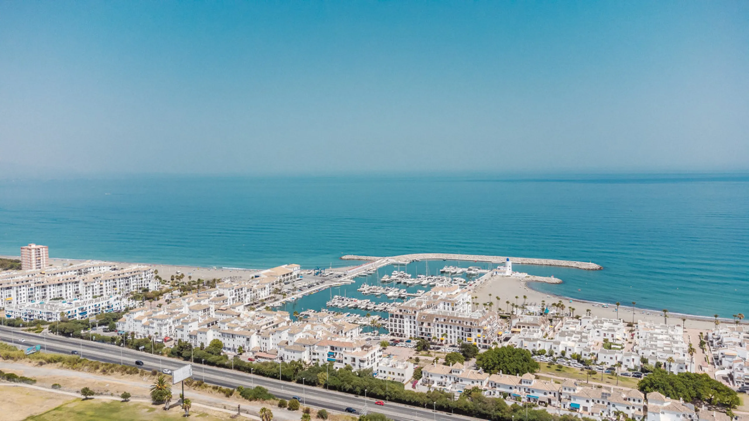 Set in one of the most central and sought-after areas of La Duquesa, this well-positioned townhouse with panoramic sea views offers the perfect balance between everyday convenience and relaxed coastal living. With the beach, marina, restaurants, cafés and
