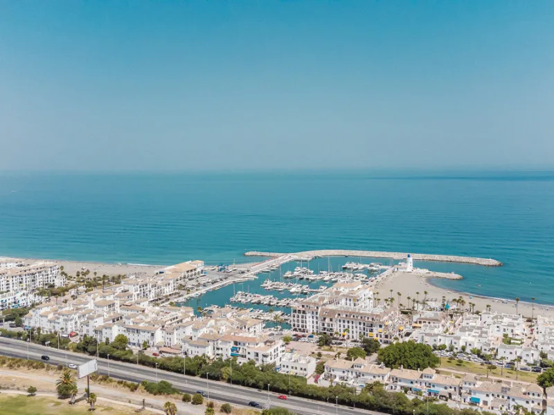 Set in one of the most central and sought-after areas of La Duquesa, this well-positioned townhouse with panoramic sea views offers the perfect balance between everyday convenience and relaxed coastal living. With the beach, marina, restaurants, cafés and