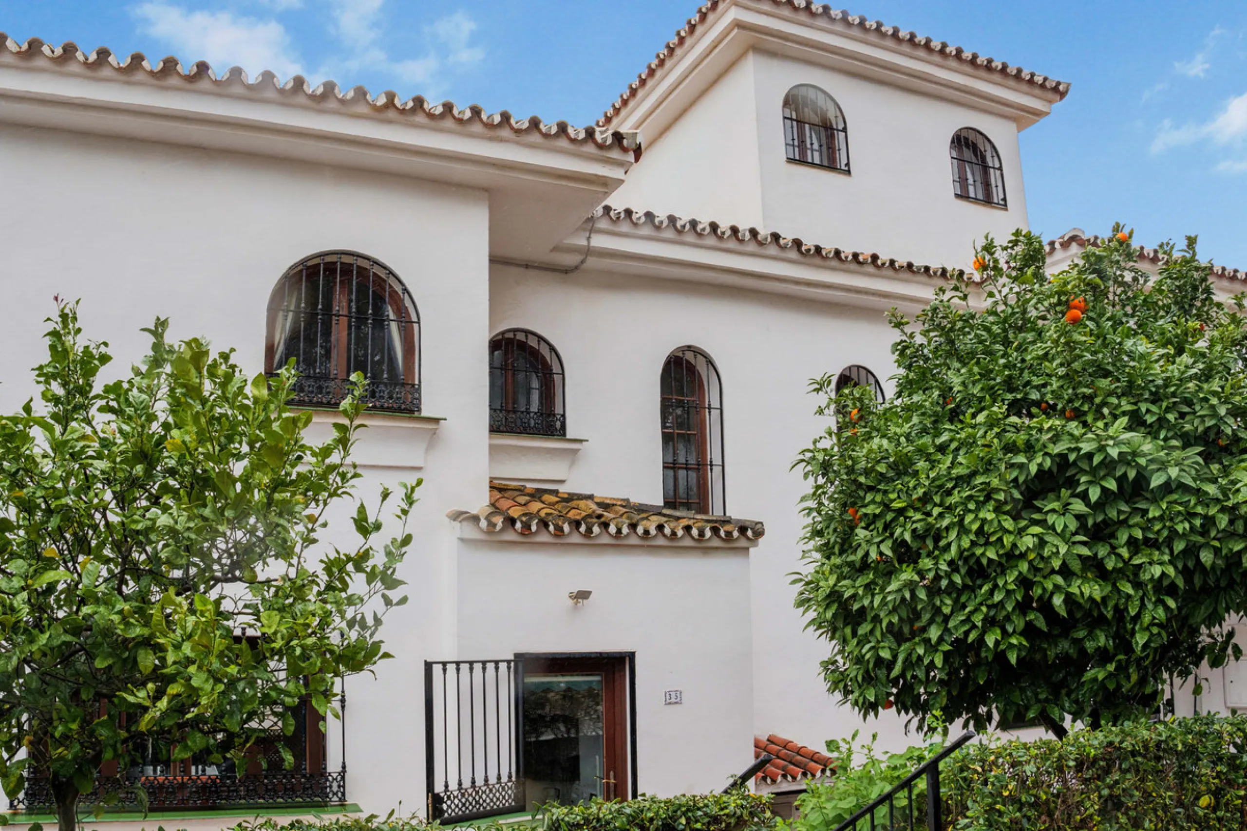 Set in one of the most central and sought-after areas of La Duquesa, this well-positioned townhouse with panoramic sea views offers the perfect balance between everyday convenience and relaxed coastal living. With the beach, marina, restaurants, cafés and