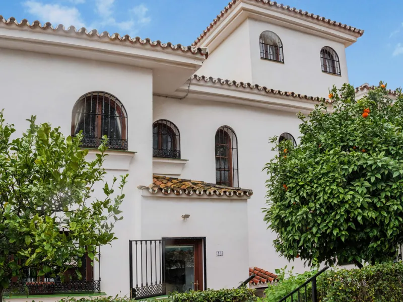 Set in one of the most central and sought-after areas of La Duquesa, this well-positioned townhouse with panoramic sea views offers the perfect balance between everyday convenience and relaxed coastal living. With the beach, marina, restaurants, cafés and