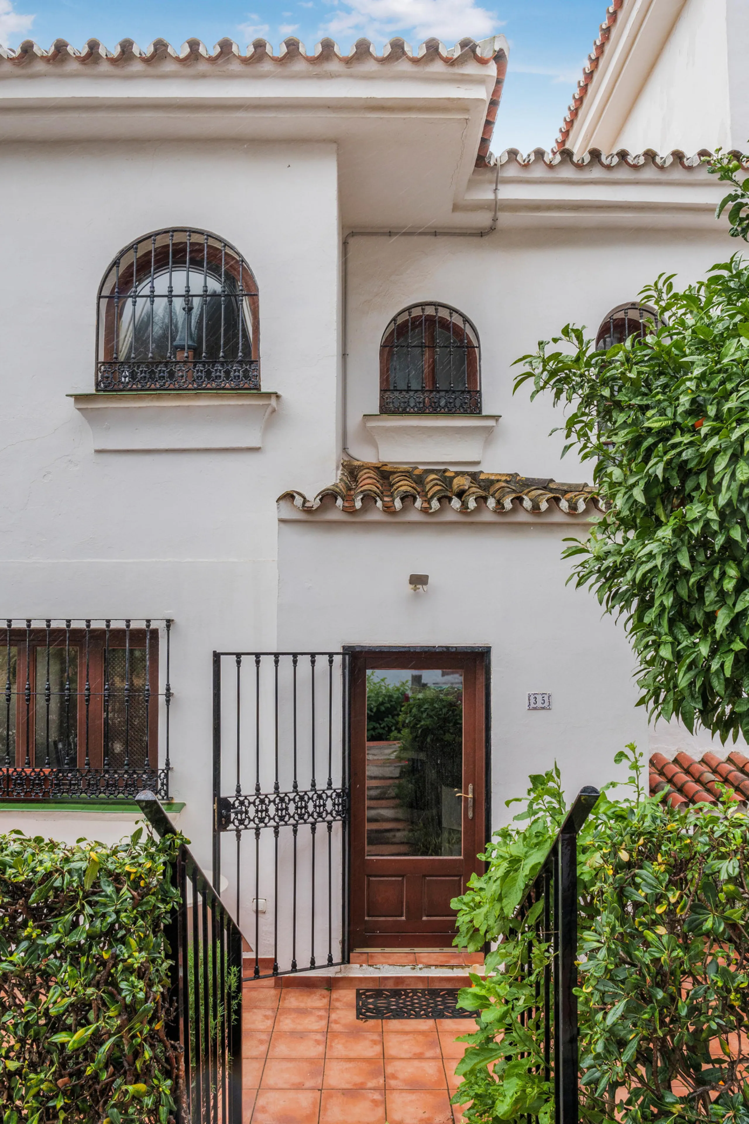 Set in one of the most central and sought-after areas of La Duquesa, this well-positioned townhouse with panoramic sea views offers the perfect balance between everyday convenience and relaxed coastal living. With the beach, marina, restaurants, cafés and