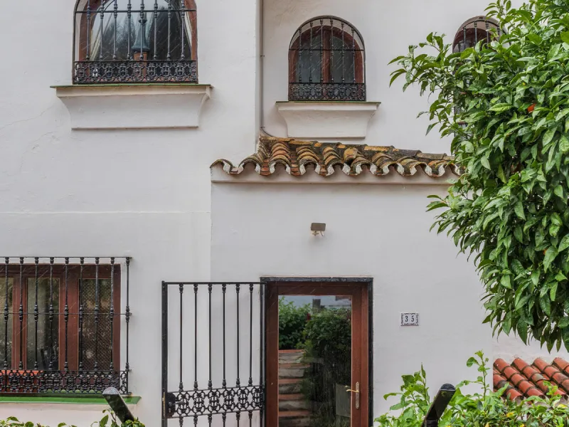 Set in one of the most central and sought-after areas of La Duquesa, this well-positioned townhouse with panoramic sea views offers the perfect balance between everyday convenience and relaxed coastal living. With the beach, marina, restaurants, cafés and
