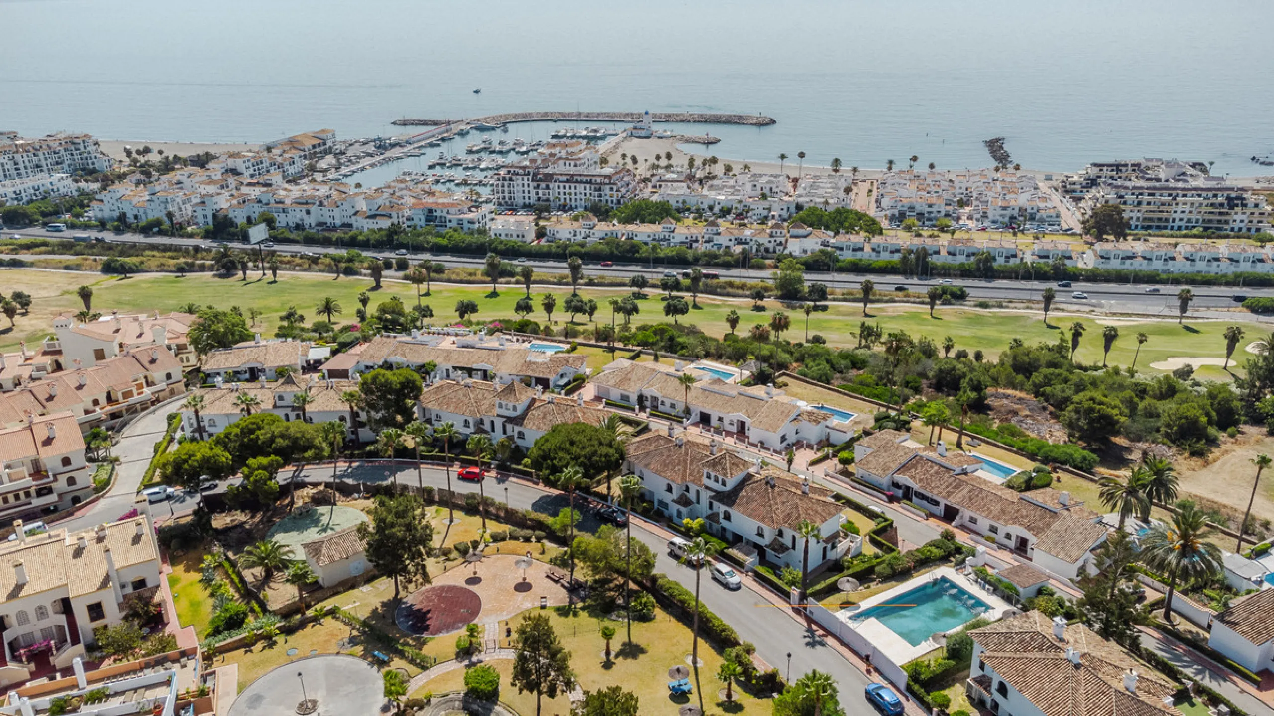 Set in one of the most central and sought-after areas of La Duquesa, this well-positioned townhouse with panoramic sea views offers the perfect balance between everyday convenience and relaxed coastal living. With the beach, marina, restaurants, cafés and