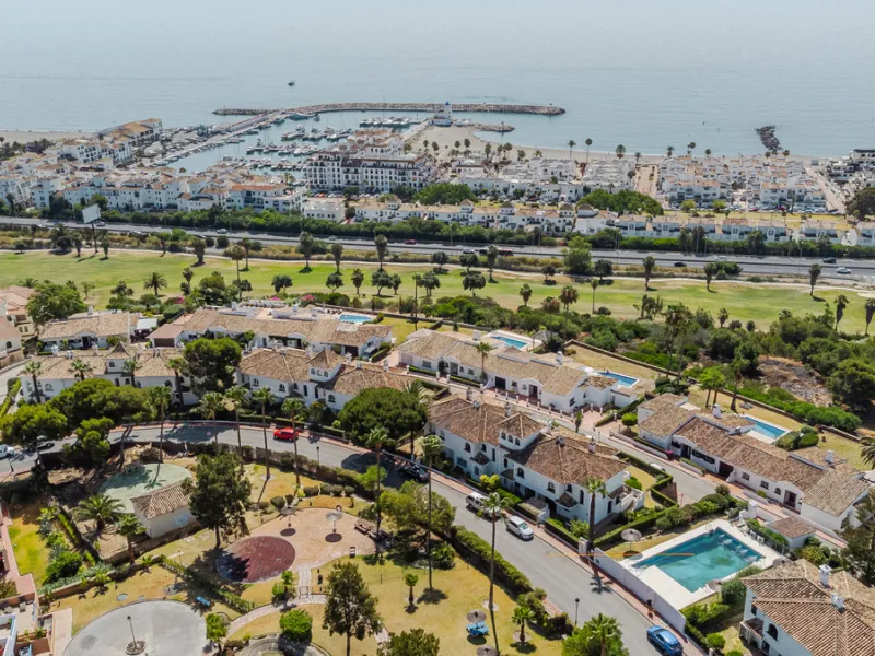 Set in one of the most central and sought-after areas of La Duquesa, this well-positioned townhouse with panoramic sea views offers the perfect balance between everyday convenience and relaxed coastal living. With the beach, marina, restaurants, cafés and