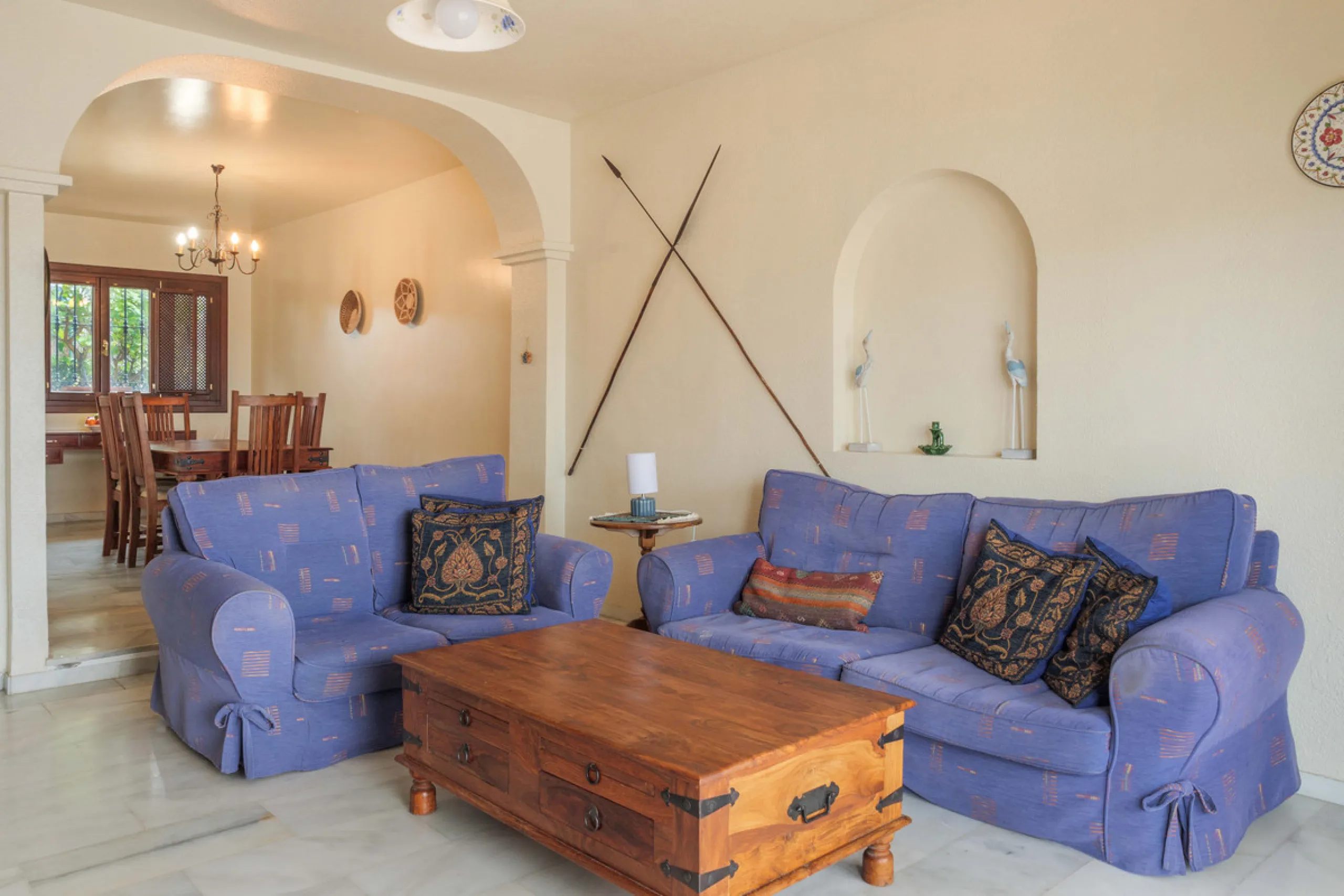Set in one of the most central and sought-after areas of La Duquesa, this well-positioned townhouse with panoramic sea views offers the perfect balance between everyday convenience and relaxed coastal living. With the beach, marina, restaurants, cafés and