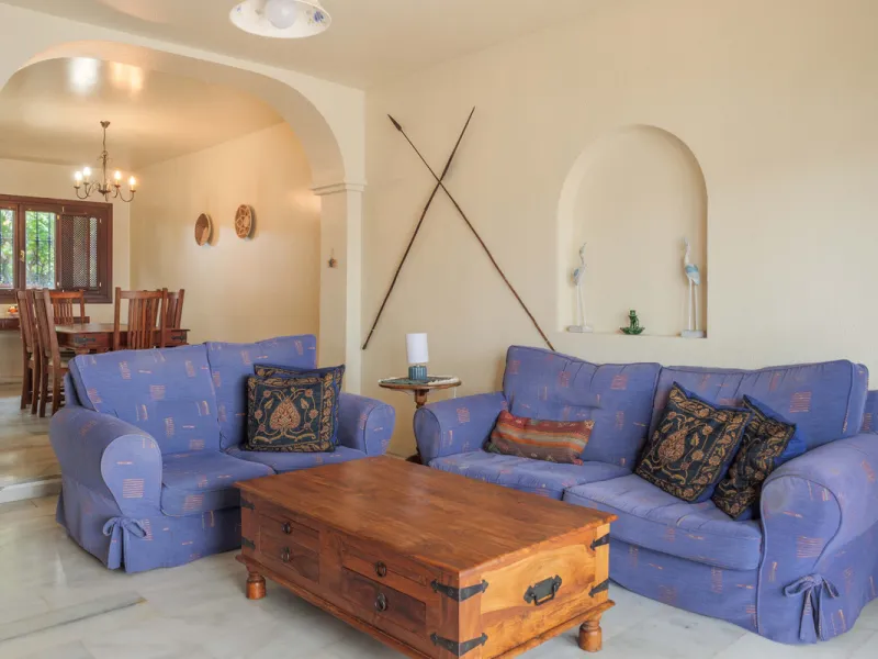 Set in one of the most central and sought-after areas of La Duquesa, this well-positioned townhouse with panoramic sea views offers the perfect balance between everyday convenience and relaxed coastal living. With the beach, marina, restaurants, cafés and