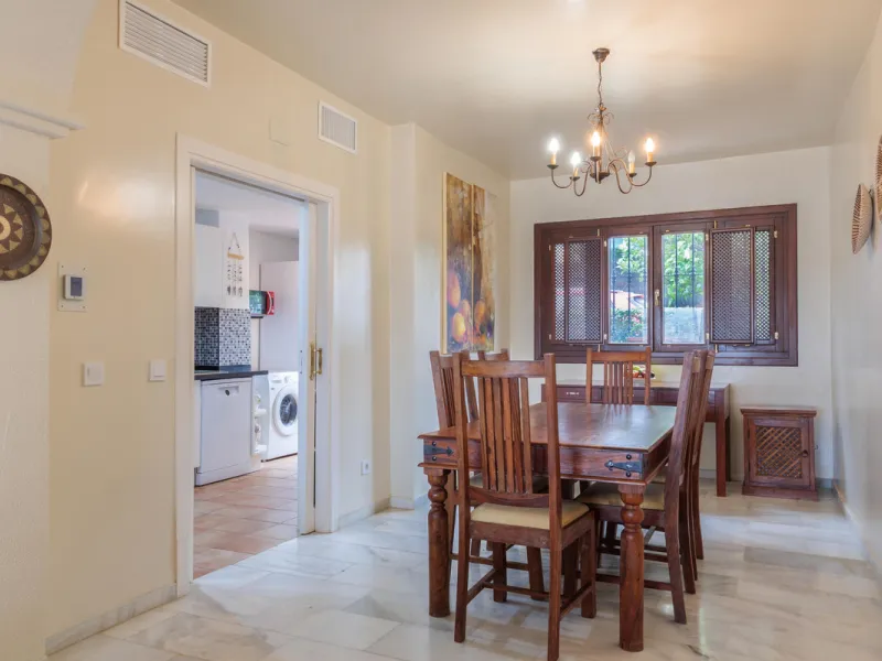 Set in one of the most central and sought-after areas of La Duquesa, this well-positioned townhouse with panoramic sea views offers the perfect balance between everyday convenience and relaxed coastal living. With the beach, marina, restaurants, cafés and