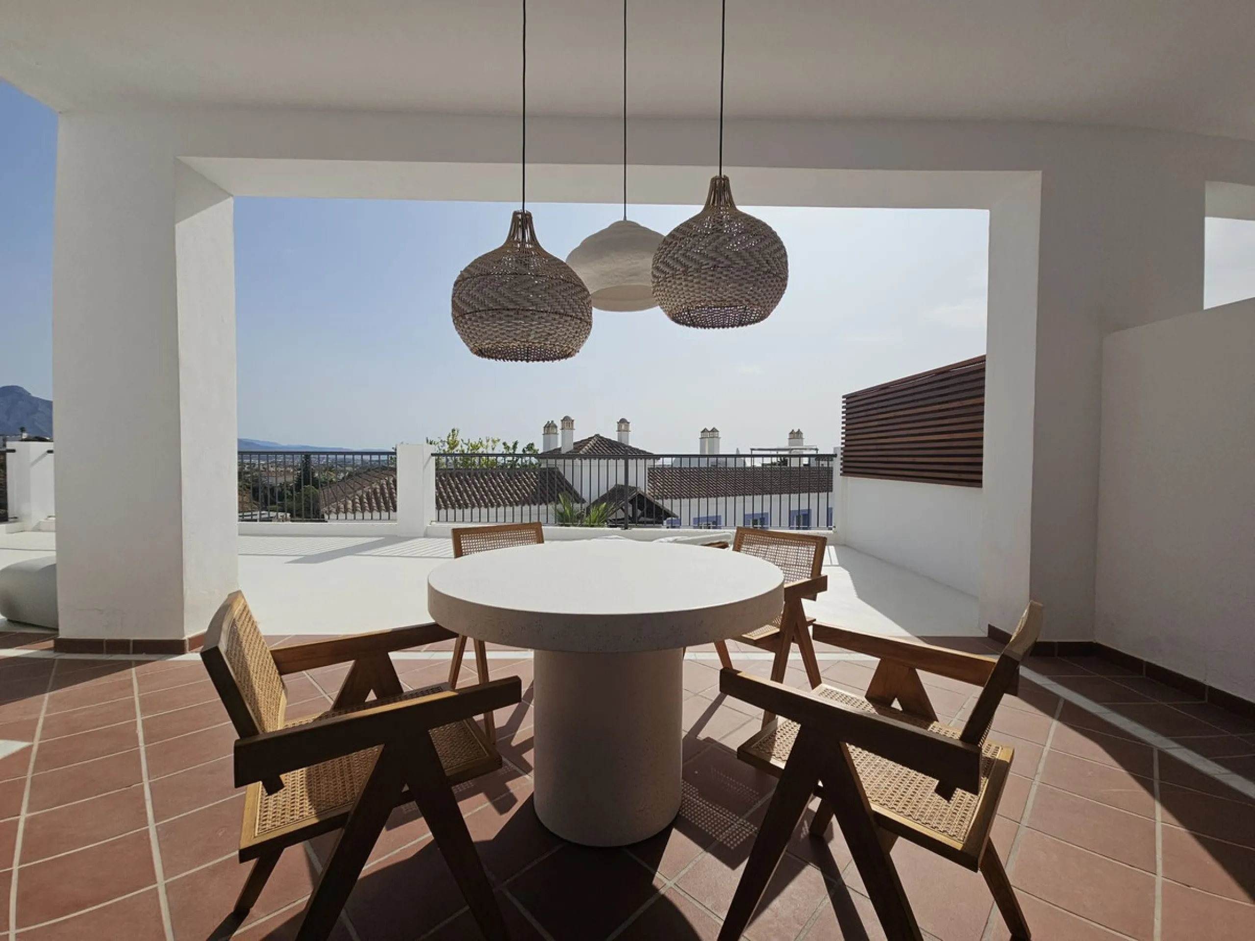 Apartment - Ground Floor Apartment в продаже в El Paraiso, Málaga. В доме 3 спален и 2 ванных комнат. Площадь дома 126 м²