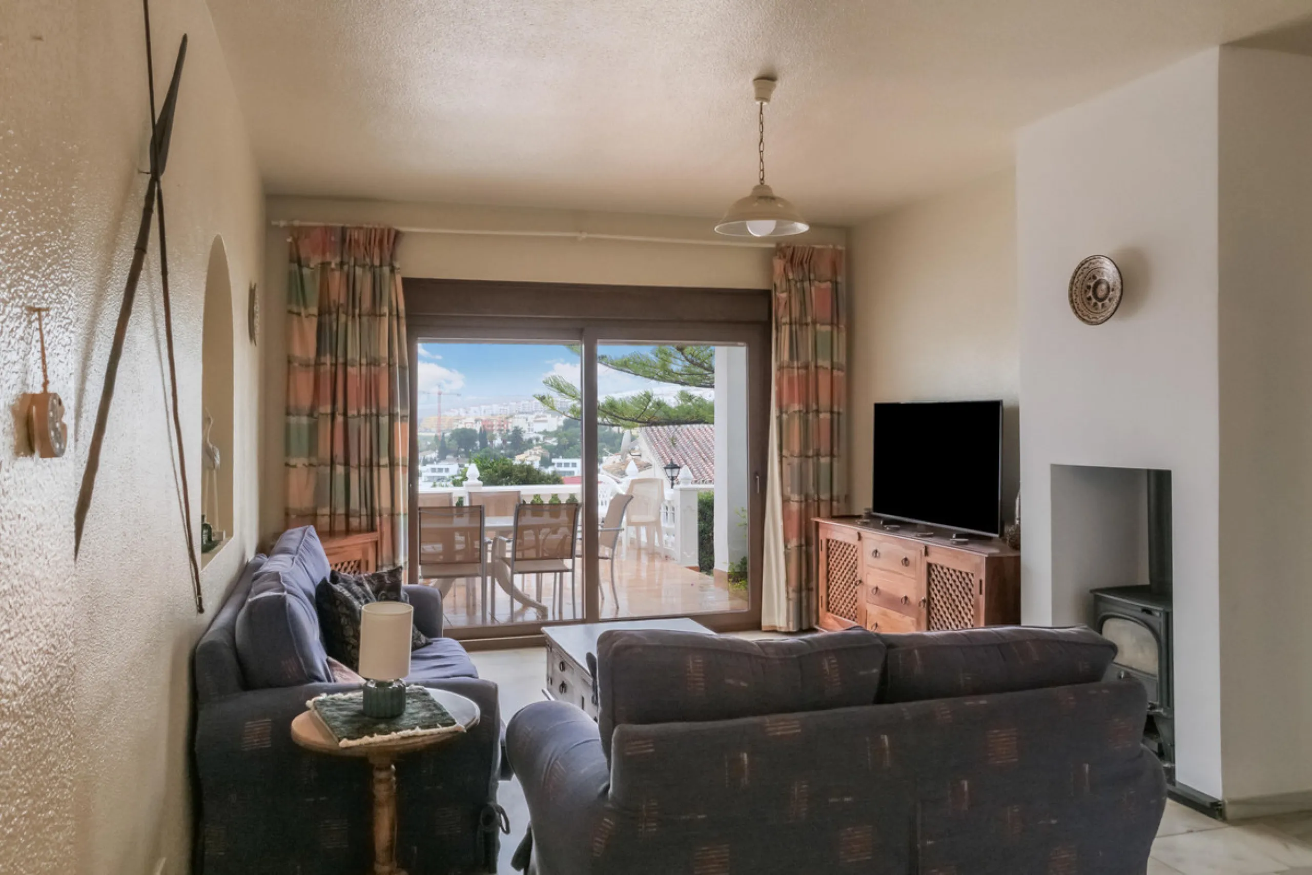 Set in one of the most central and sought-after areas of La Duquesa, this well-positioned townhouse with panoramic sea views offers the perfect balance between everyday convenience and relaxed coastal living. With the beach, marina, restaurants, cafés and