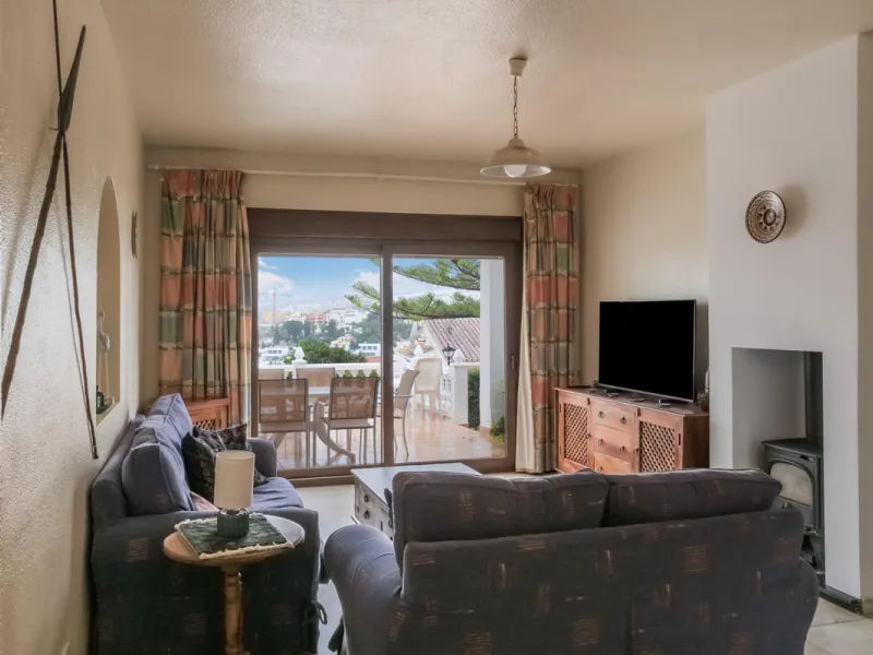 Set in one of the most central and sought-after areas of La Duquesa, this well-positioned townhouse with panoramic sea views offers the perfect balance between everyday convenience and relaxed coastal living. With the beach, marina, restaurants, cafés and