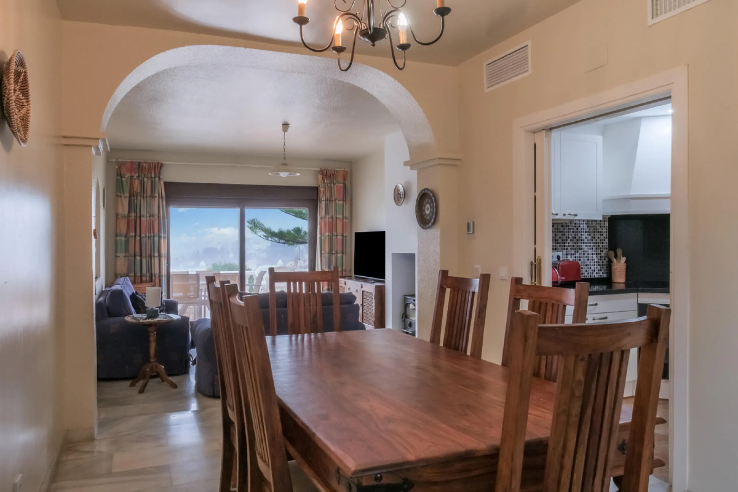 Set in one of the most central and sought-after areas of La Duquesa, this well-positioned townhouse with panoramic sea views offers the perfect balance between everyday convenience and relaxed coastal living. With the beach, marina, restaurants, cafés and