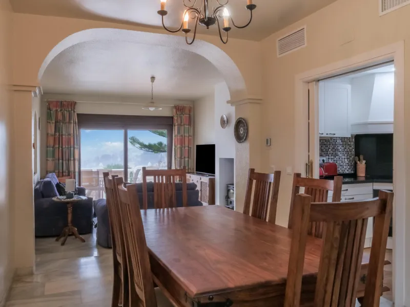Set in one of the most central and sought-after areas of La Duquesa, this well-positioned townhouse with panoramic sea views offers the perfect balance between everyday convenience and relaxed coastal living. With the beach, marina, restaurants, cafés and