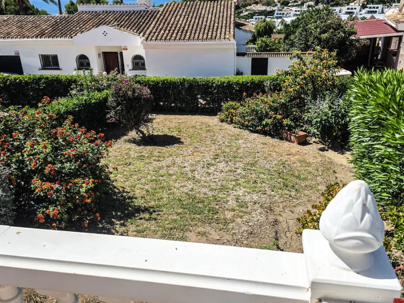 Set in one of the most central and sought-after areas of La Duquesa, this well-positioned townhouse with panoramic sea views offers the perfect balance between everyday convenience and relaxed coastal living. With the beach, marina, restaurants, cafés and