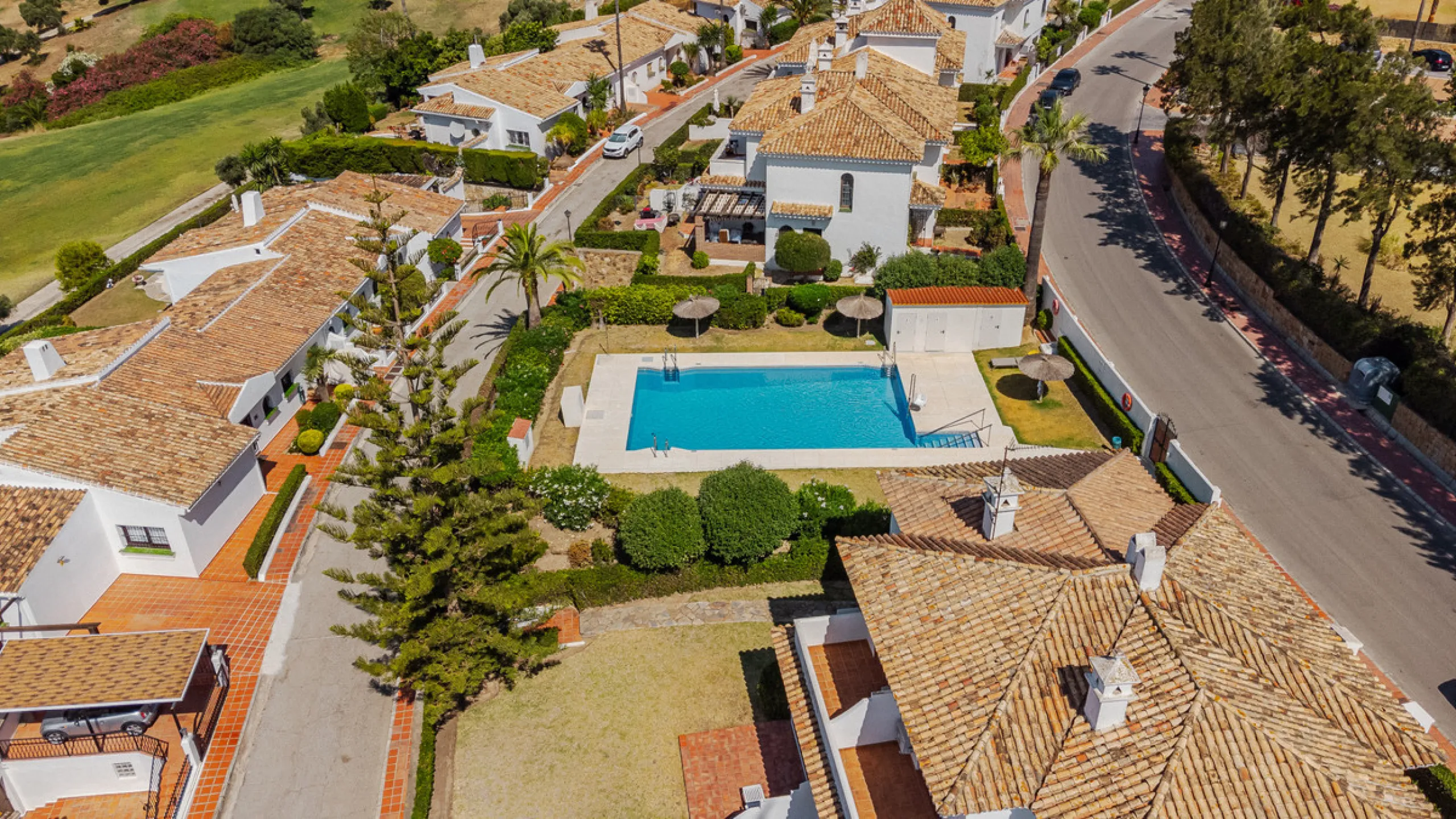 Set in one of the most central and sought-after areas of La Duquesa, this well-positioned townhouse with panoramic sea views offers the perfect balance between everyday convenience and relaxed coastal living. With the beach, marina, restaurants, cafés and