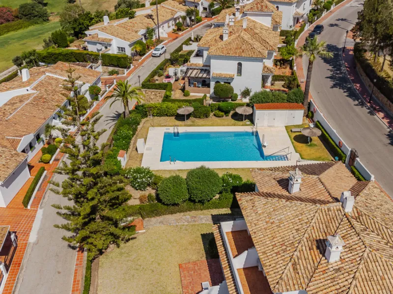 Set in one of the most central and sought-after areas of La Duquesa, this well-positioned townhouse with panoramic sea views offers the perfect balance between everyday convenience and relaxed coastal living. With the beach, marina, restaurants, cafés and