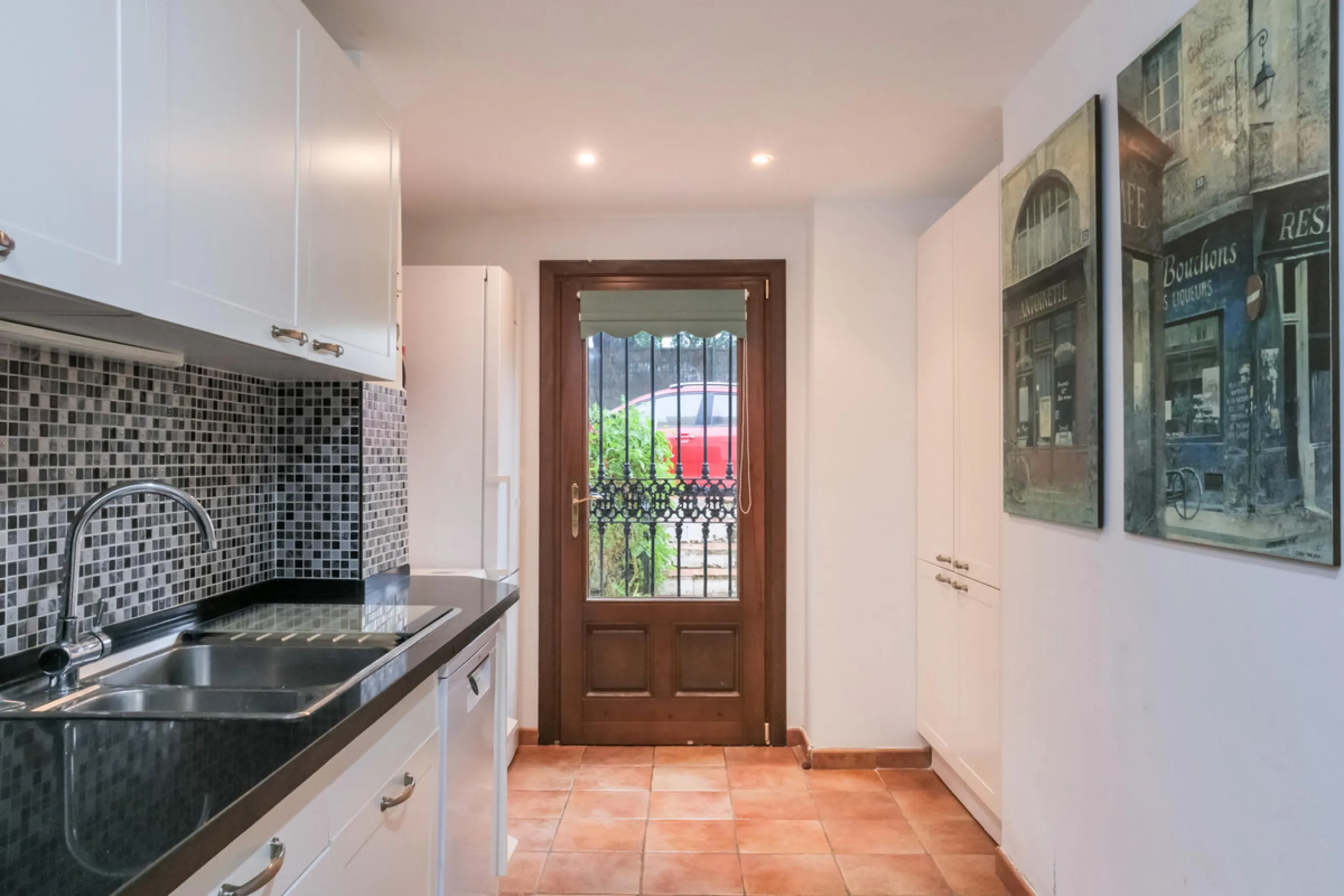 Set in one of the most central and sought-after areas of La Duquesa, this well-positioned townhouse with panoramic sea views offers the perfect balance between everyday convenience and relaxed coastal living. With the beach, marina, restaurants, cafés and