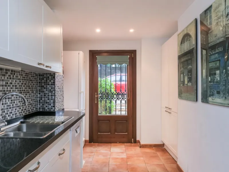 Set in one of the most central and sought-after areas of La Duquesa, this well-positioned townhouse with panoramic sea views offers the perfect balance between everyday convenience and relaxed coastal living. With the beach, marina, restaurants, cafés and