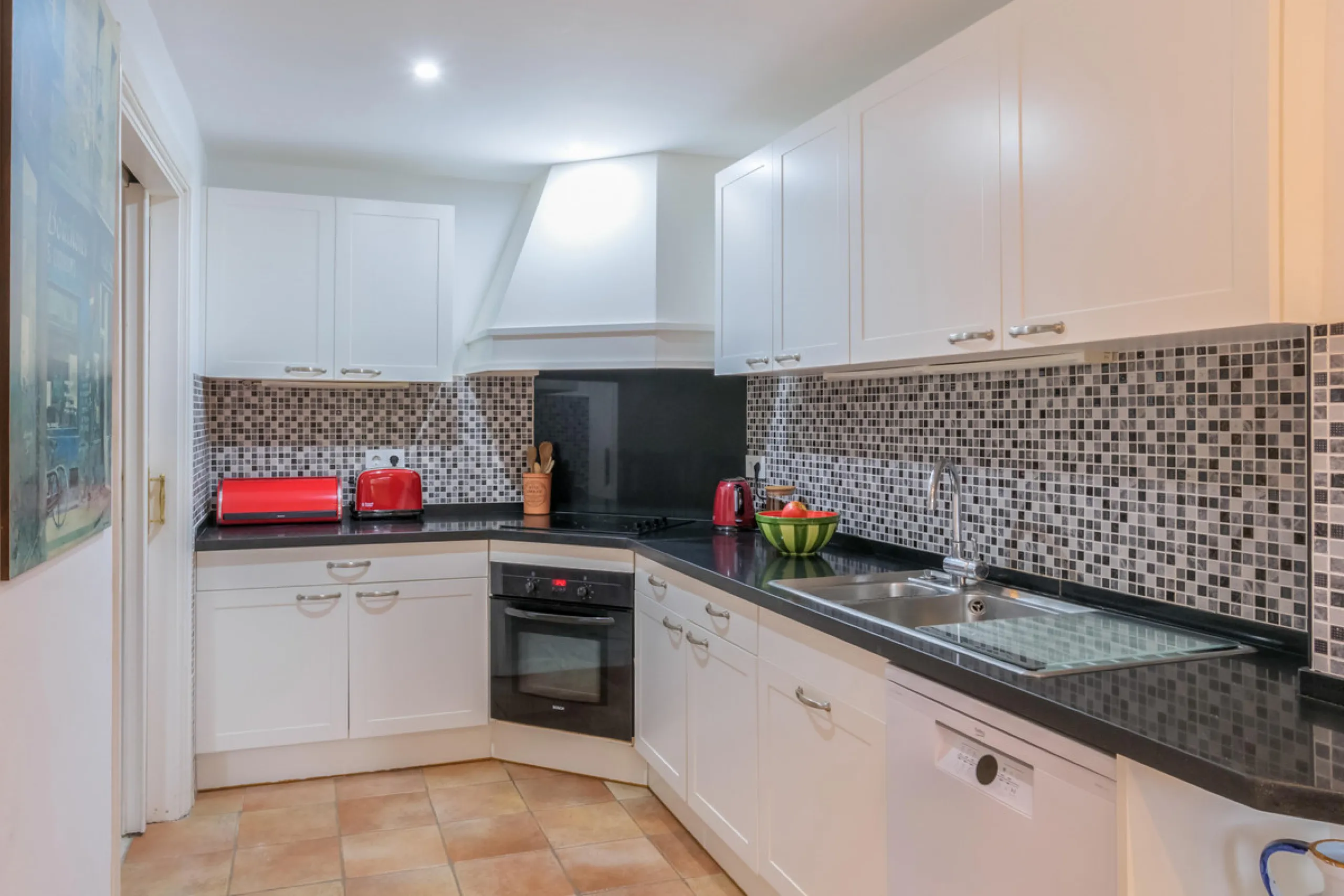 Set in one of the most central and sought-after areas of La Duquesa, this well-positioned townhouse with panoramic sea views offers the perfect balance between everyday convenience and relaxed coastal living. With the beach, marina, restaurants, cafés and