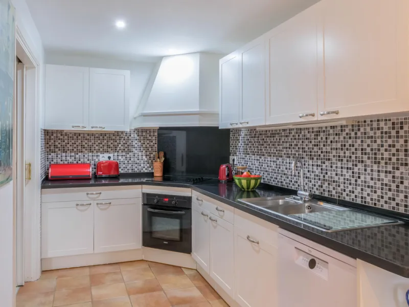 Set in one of the most central and sought-after areas of La Duquesa, this well-positioned townhouse with panoramic sea views offers the perfect balance between everyday convenience and relaxed coastal living. With the beach, marina, restaurants, cafés and