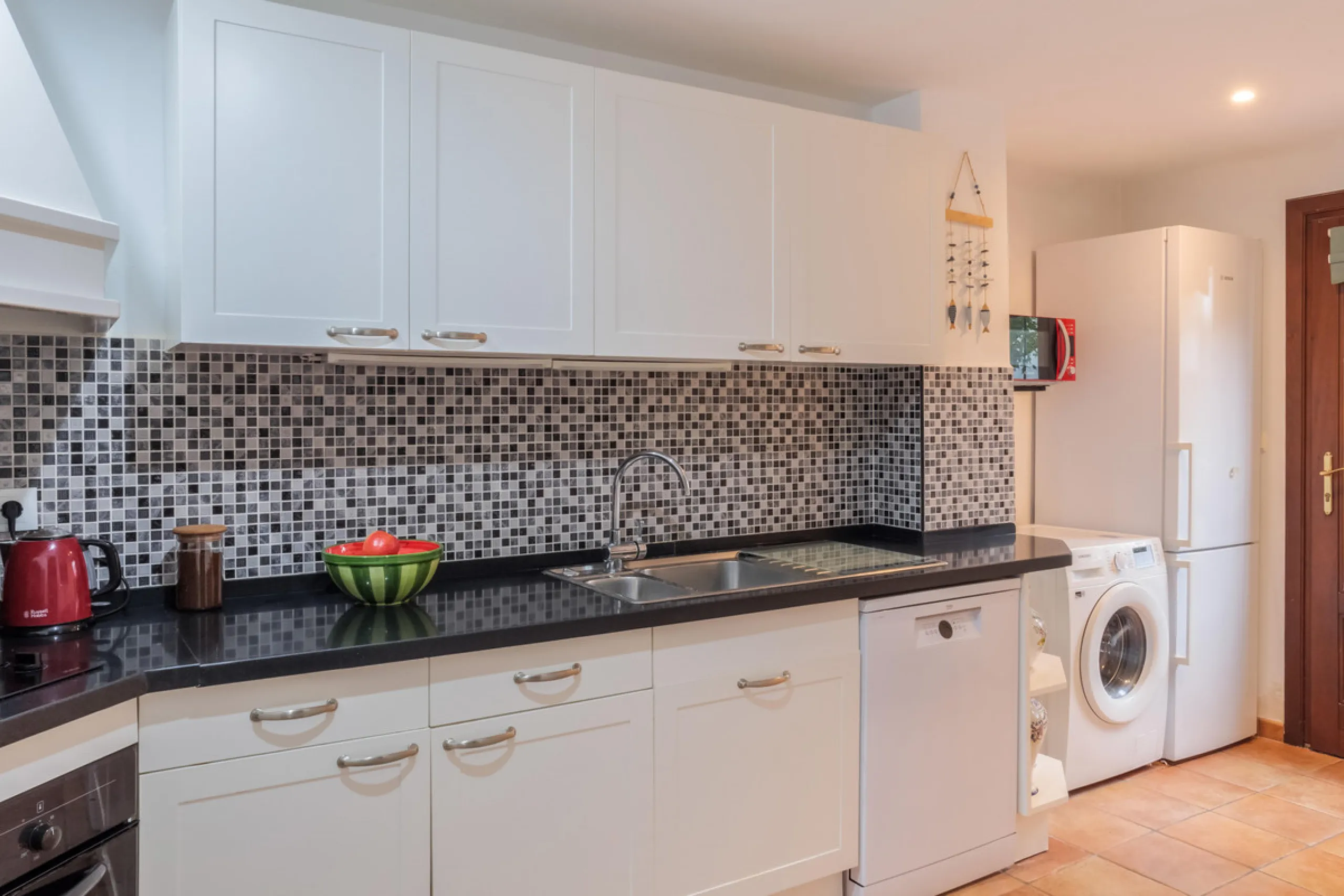 Set in one of the most central and sought-after areas of La Duquesa, this well-positioned townhouse with panoramic sea views offers the perfect balance between everyday convenience and relaxed coastal living. With the beach, marina, restaurants, cafés and